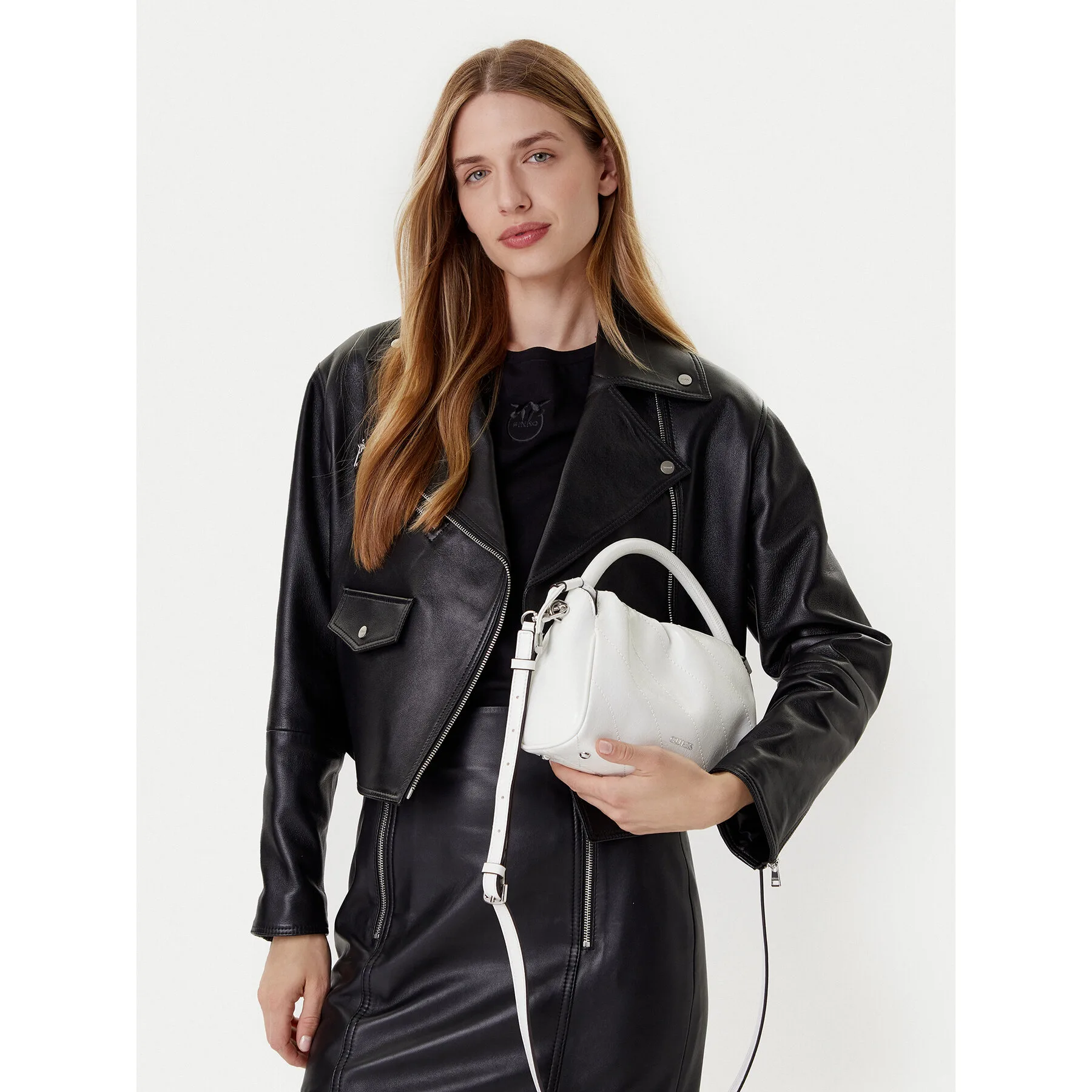 Дамска чанта Guess Amys HWMY96 бяла – Класически дамски чанти