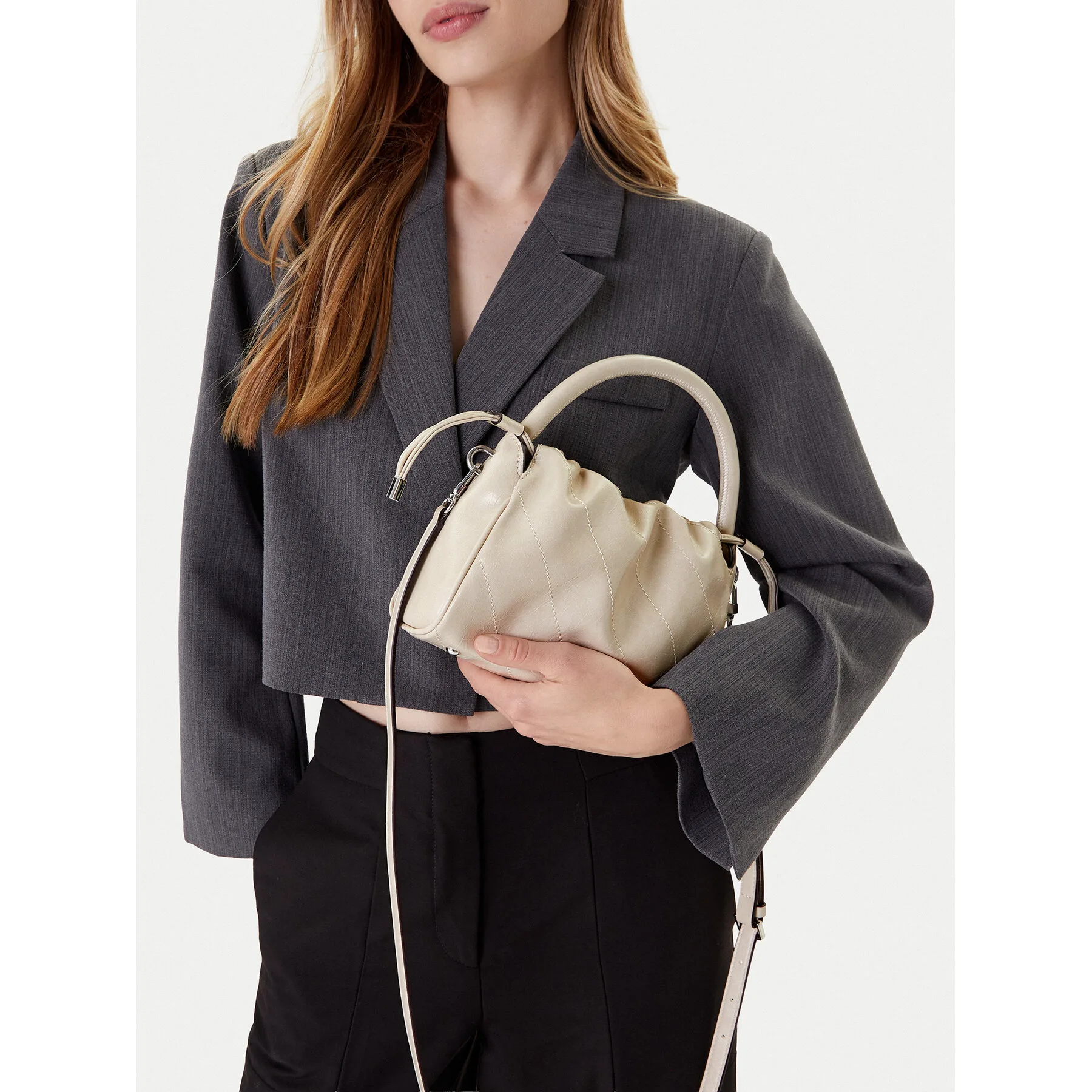 Дамска чанта Guess Amys HWMY96 кремава – Класически дамски чанти