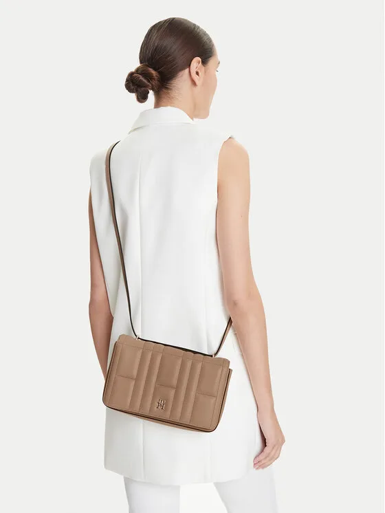 Дамска чанта за през рамо Tommy Hilfiger бежова – Crossbody чанти