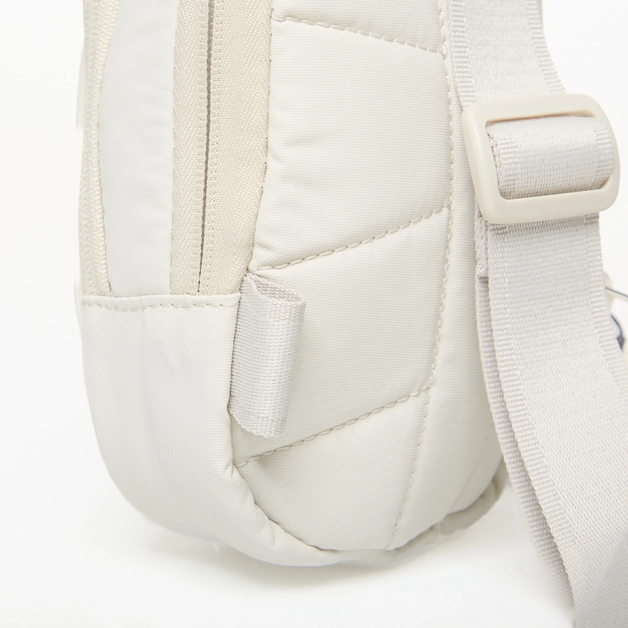 Чанта Nike Commute Nike Tech Crossbody Bag 1L Light Bone/ Light Bone/ Black 1 l – Light Bone|Black – Crossbody чанти