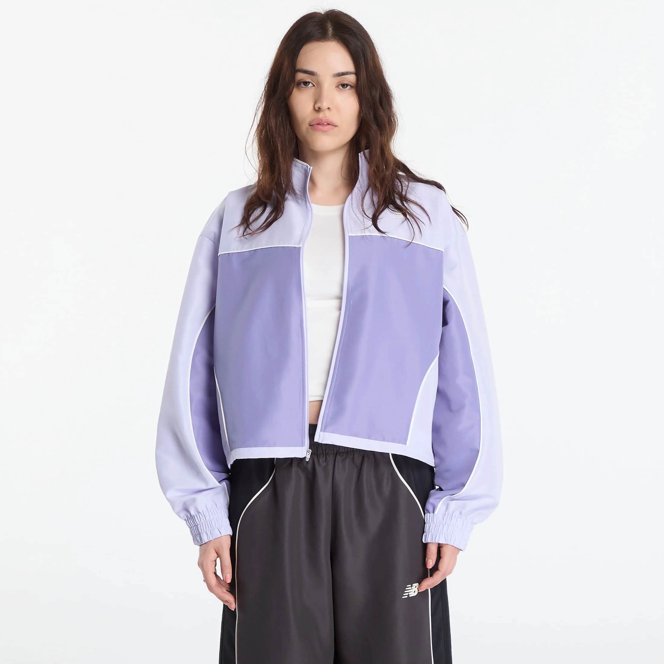 Дамско яке New Balance Trackside Woven виолетово – Dark Smoked Violet – Дамски преходни якета
