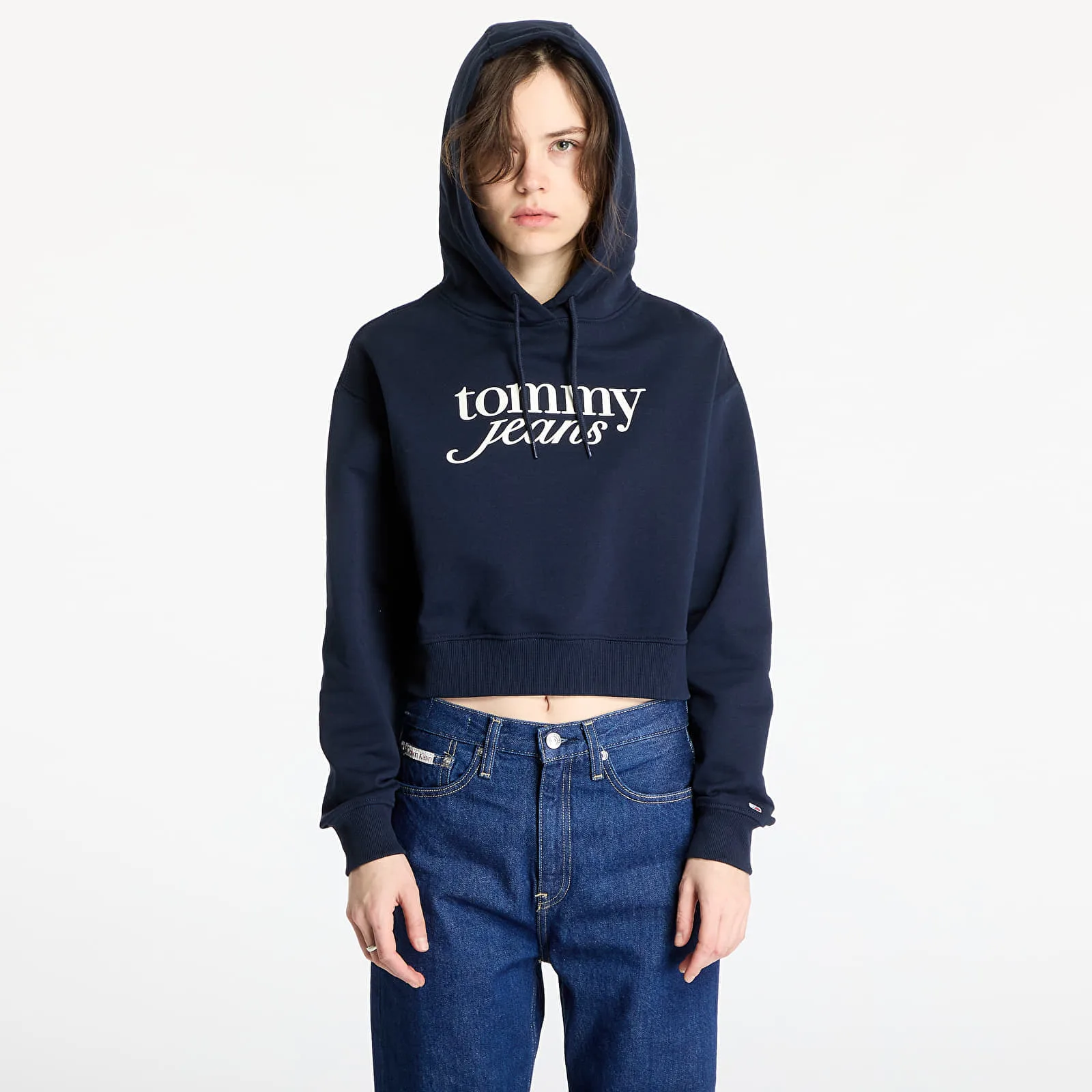 Дамски суитшърт с качулка Tommy Hilfiger Jeans Relaxed Cropped Script син – Blue – Дамски худита
