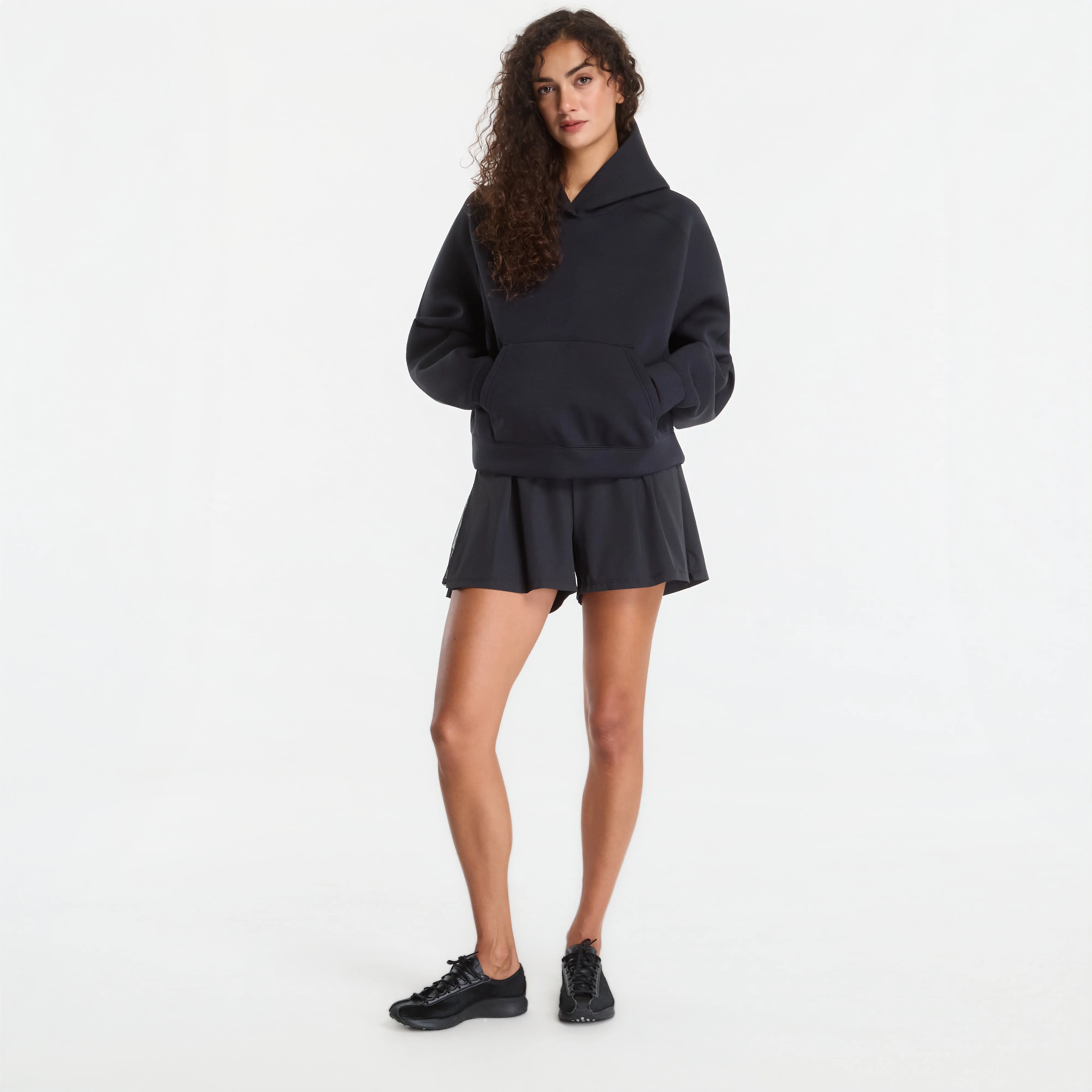 Дамски суитшърт с качулка Nike Pregame Oversized черен – Black – Дамски худита