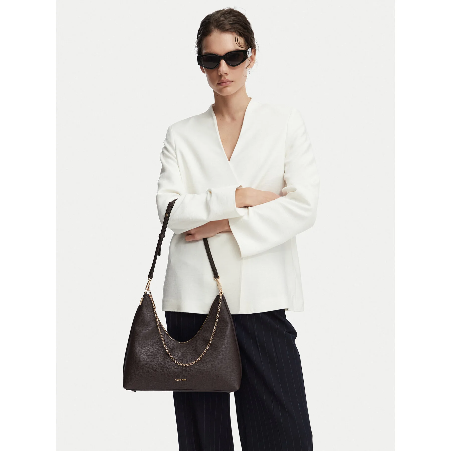 Дамска чанта Calvin Klein Emblem Hw Pebble Shoulder Bag LV04F3495G Тъмнокафяв – Crossbody чанти