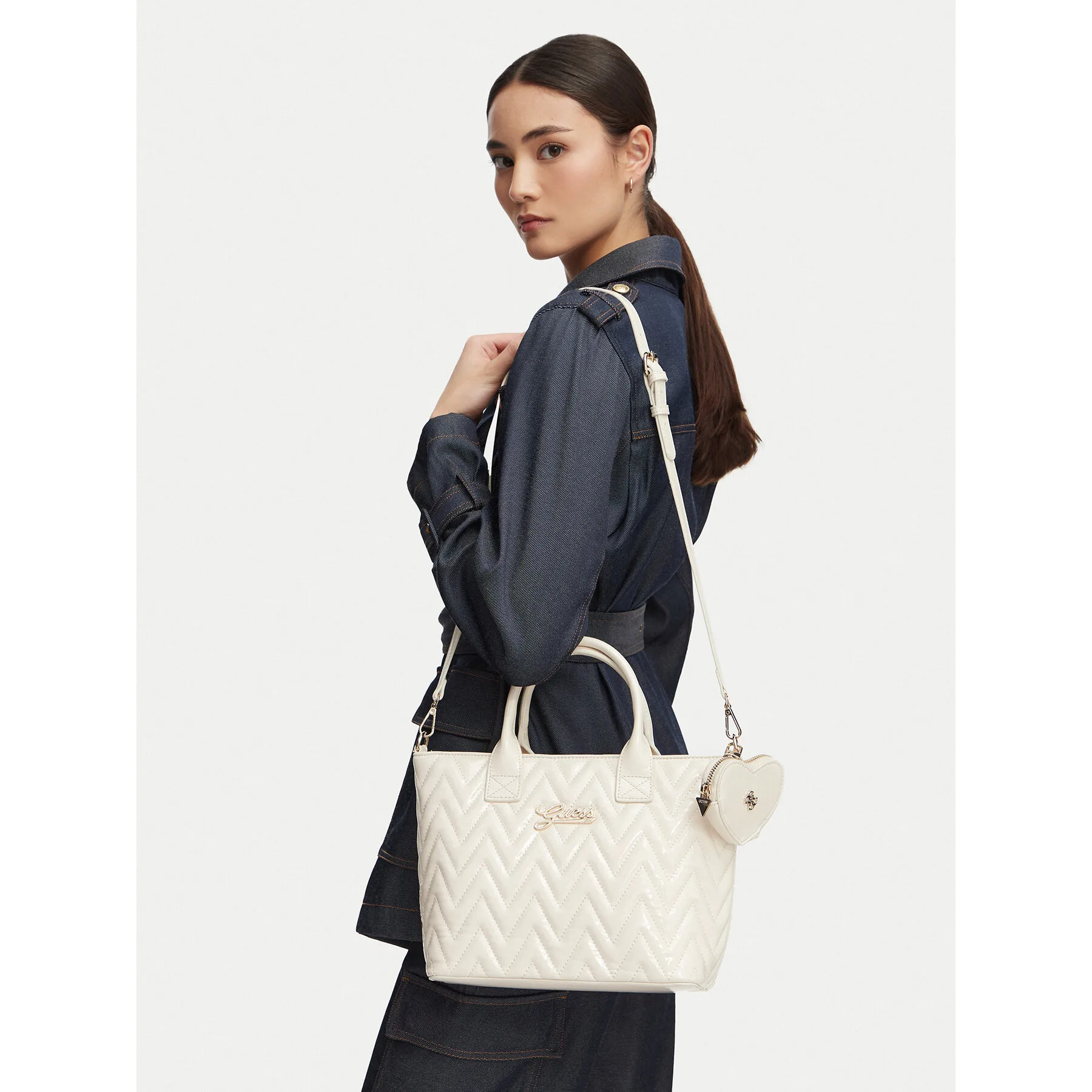 Дамска чанта Guess J6YZ15 W3003 Кремав – Класически дамски чанти