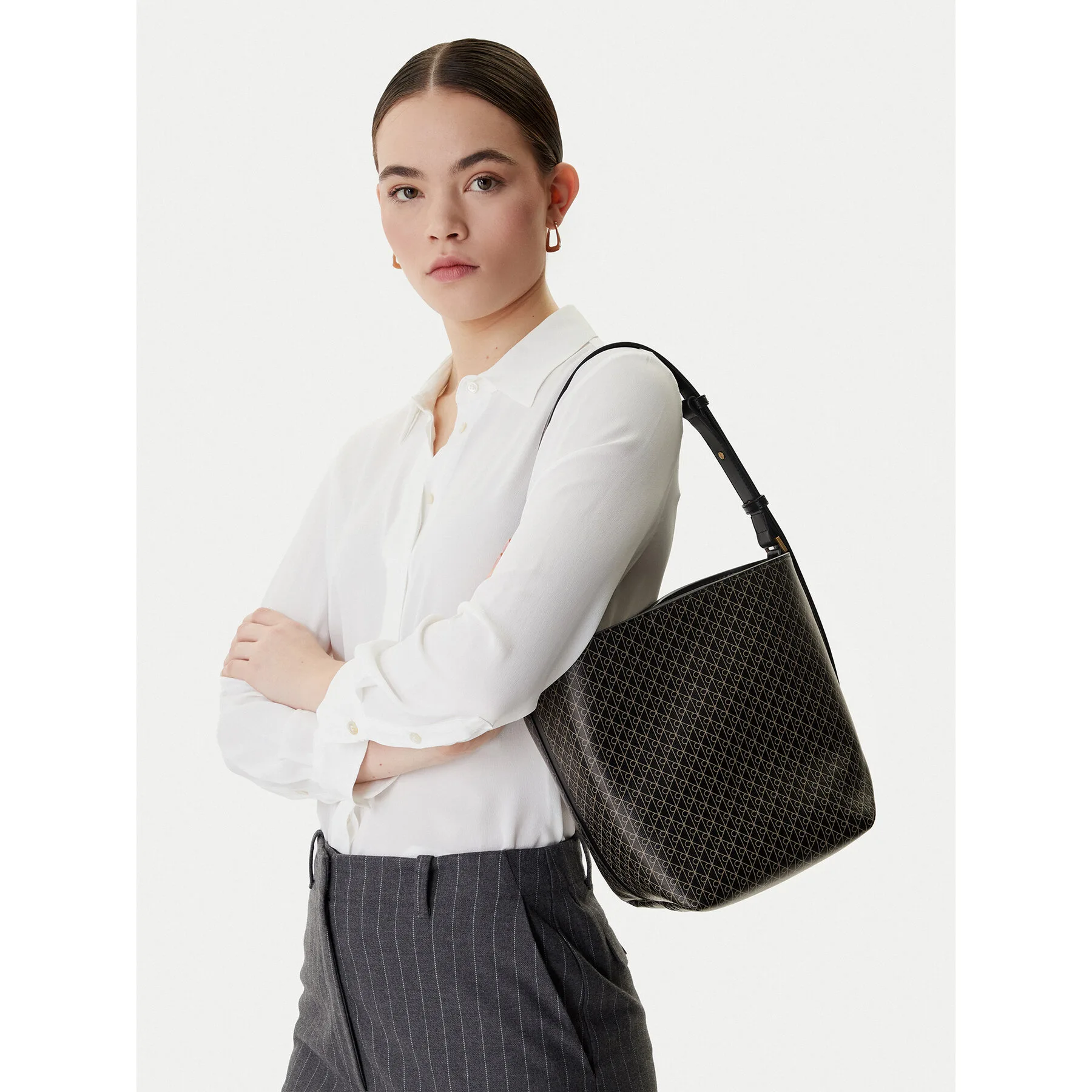 Дамска чанта Calvin Klein Emblem Aop Medium Bucket черна – Черен – Класически дамски чанти