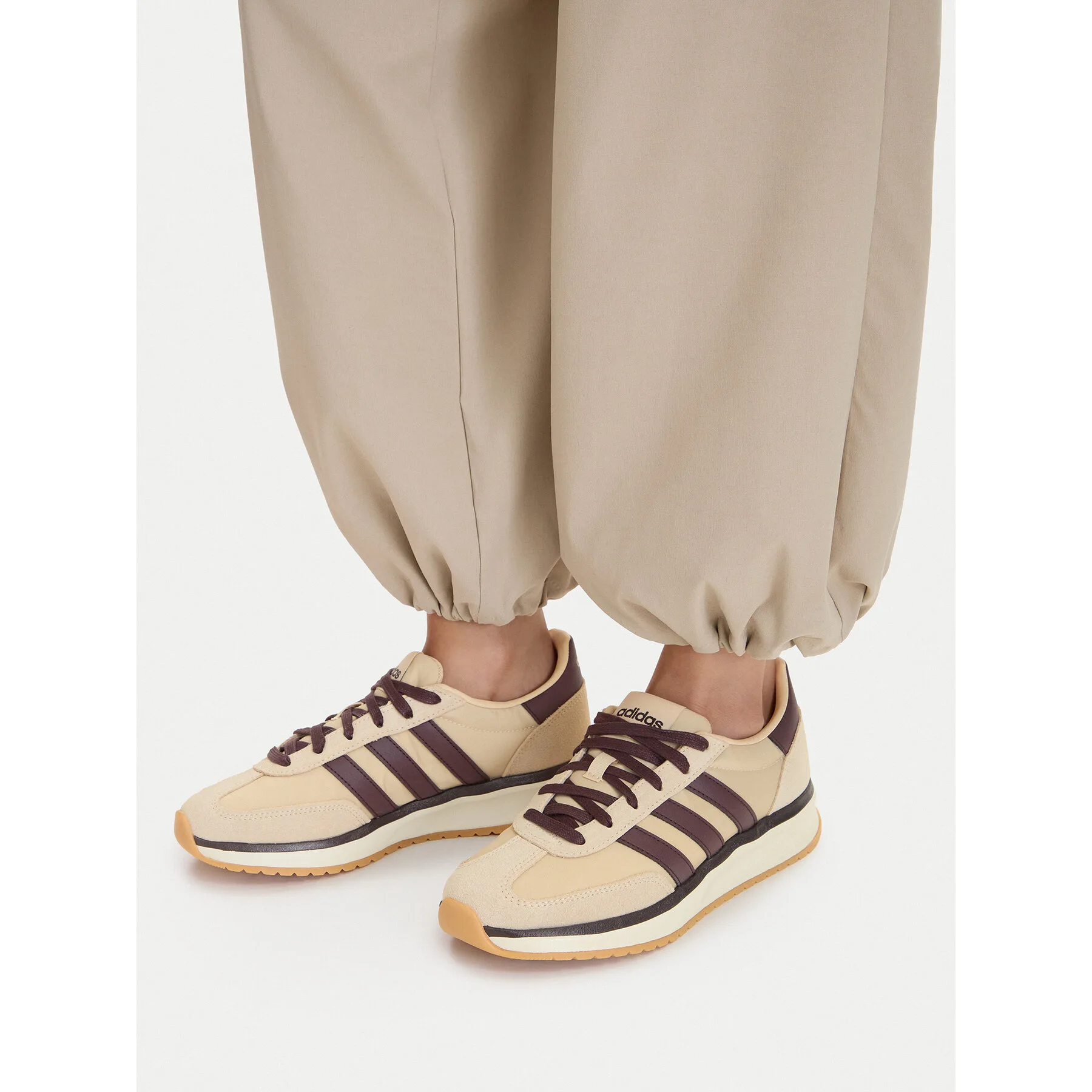 Сникърси adidas Run 70S 2.0 Shoes JR2426 Бежов – Дамски ниски маратонки