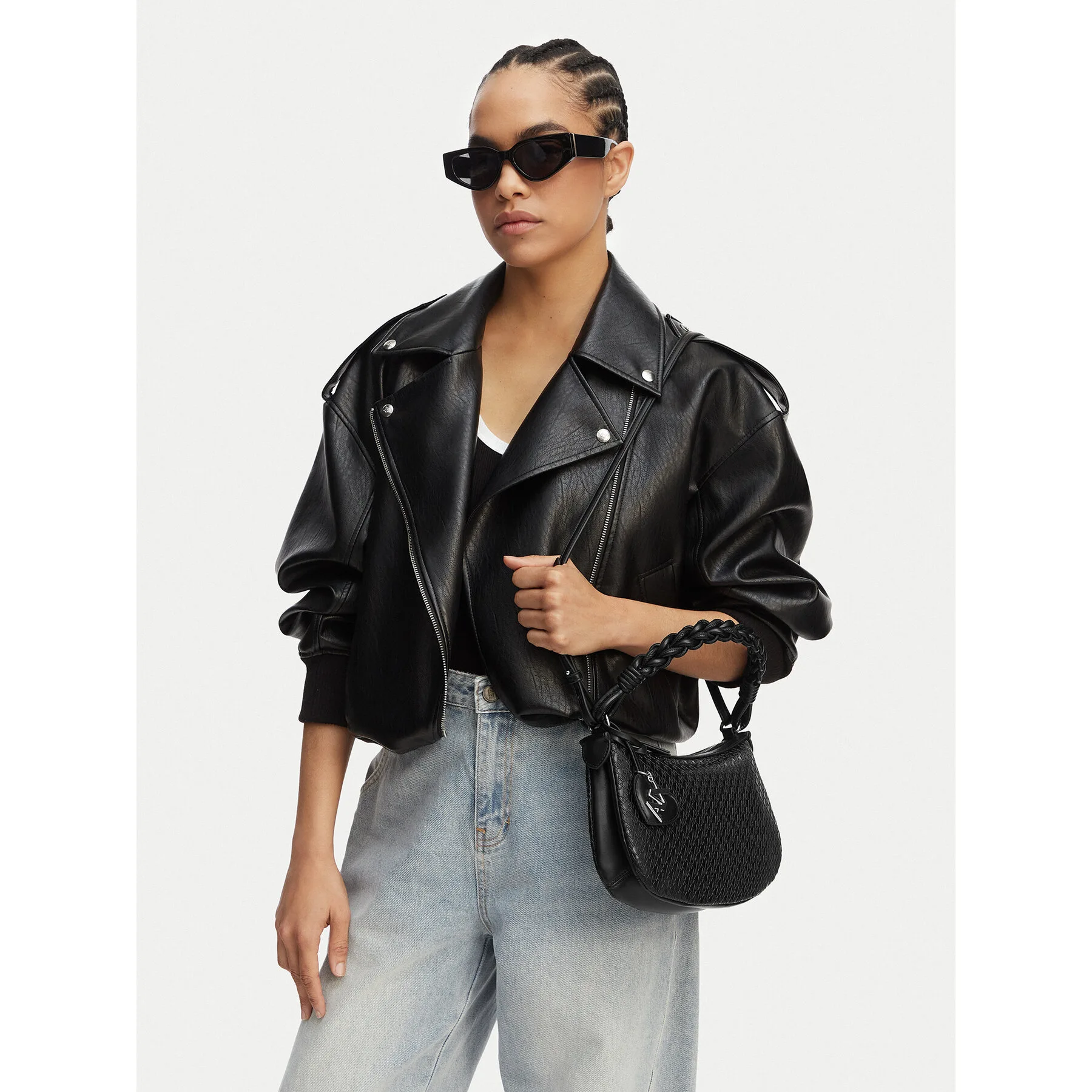Дамска чанта Armani Exchange XW002228 AF22632 UC001 Черен – Чанти
