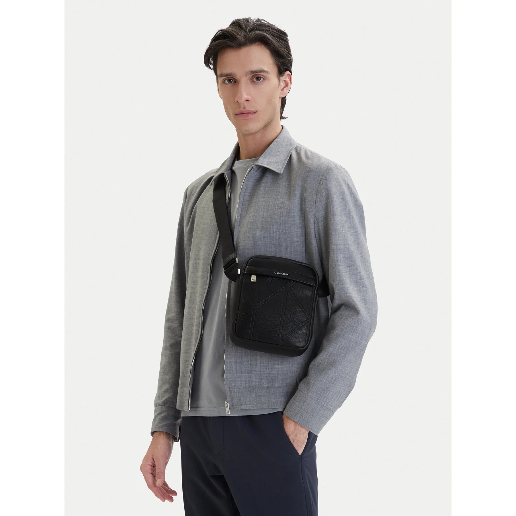 Мъжка чанта Calvin Klein Emblem Aop Emboss Reporter черна – Черен – Мъжки чанти