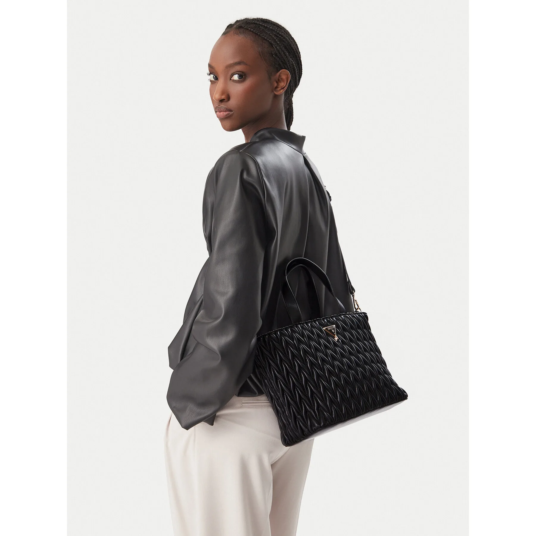 Дамска чанта Guess J6BZ24 W4034 Черен – Дамски чанти тип куфарче