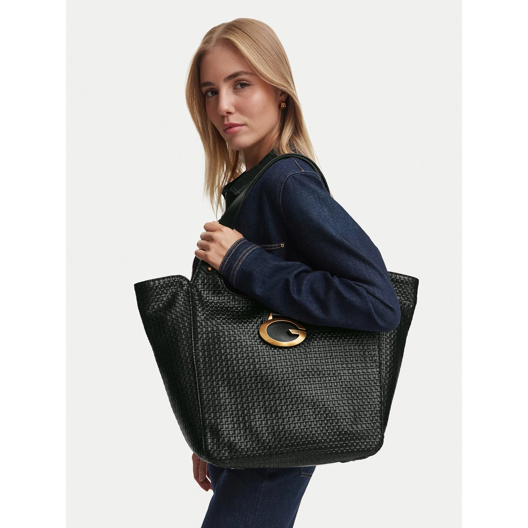 Дамска чанта Guess Camden HWWW93 черна – Черен – Дамски ежедневни чанти