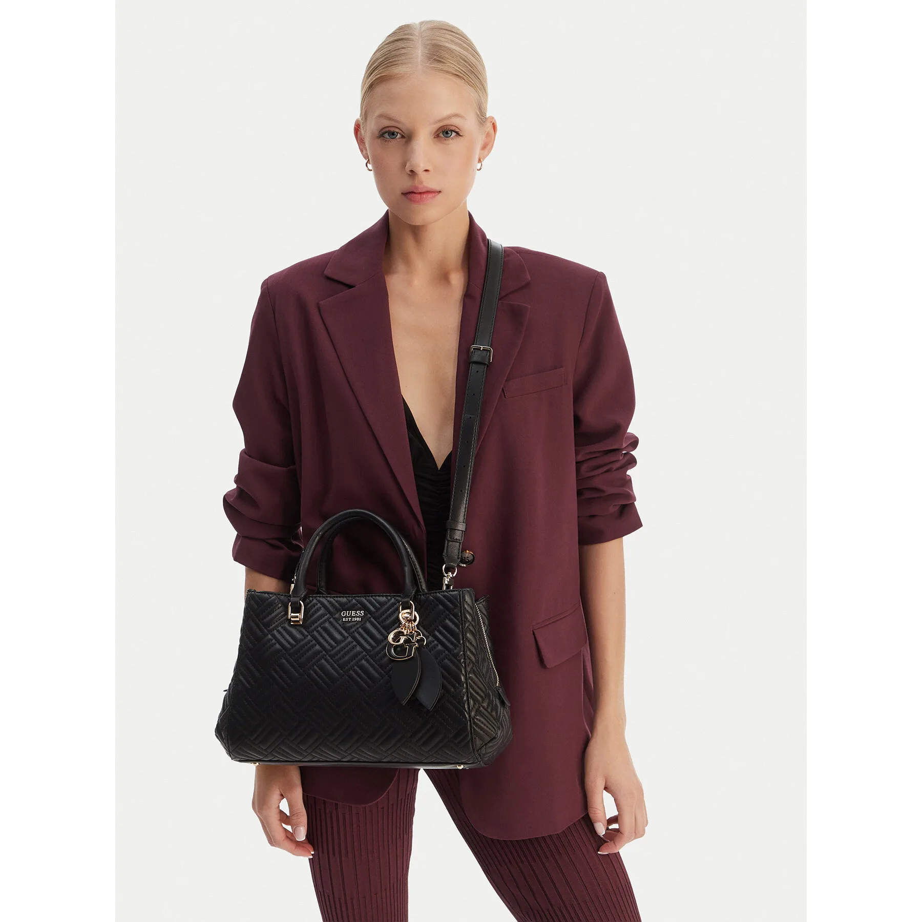 Дамска чанта Guess Sally HWQG99 черна – Черен – Дамски чанти тип куфарче