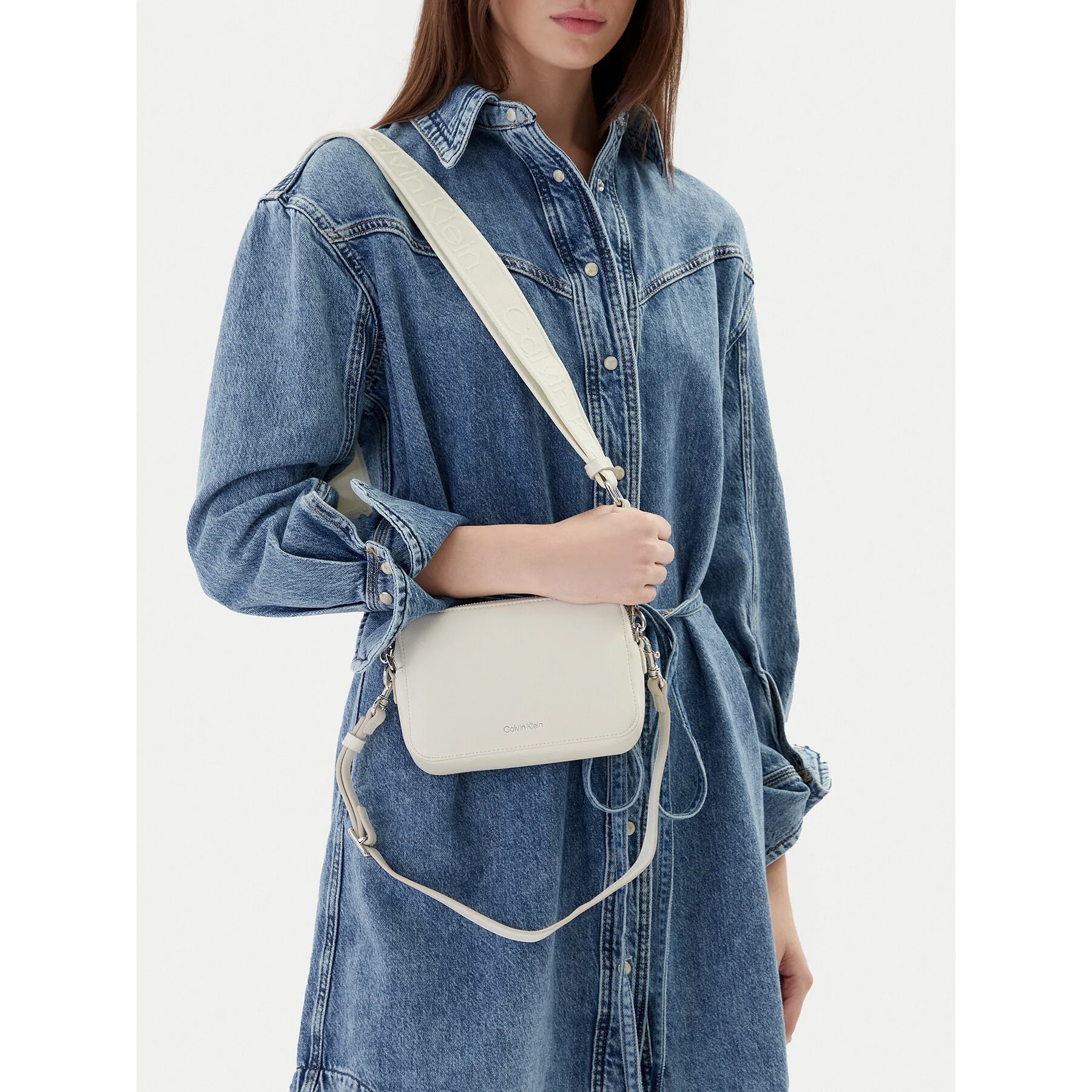 Дамска чанта Calvin Klein Webbing Double Strap Camera бяла – Класически дамски чанти