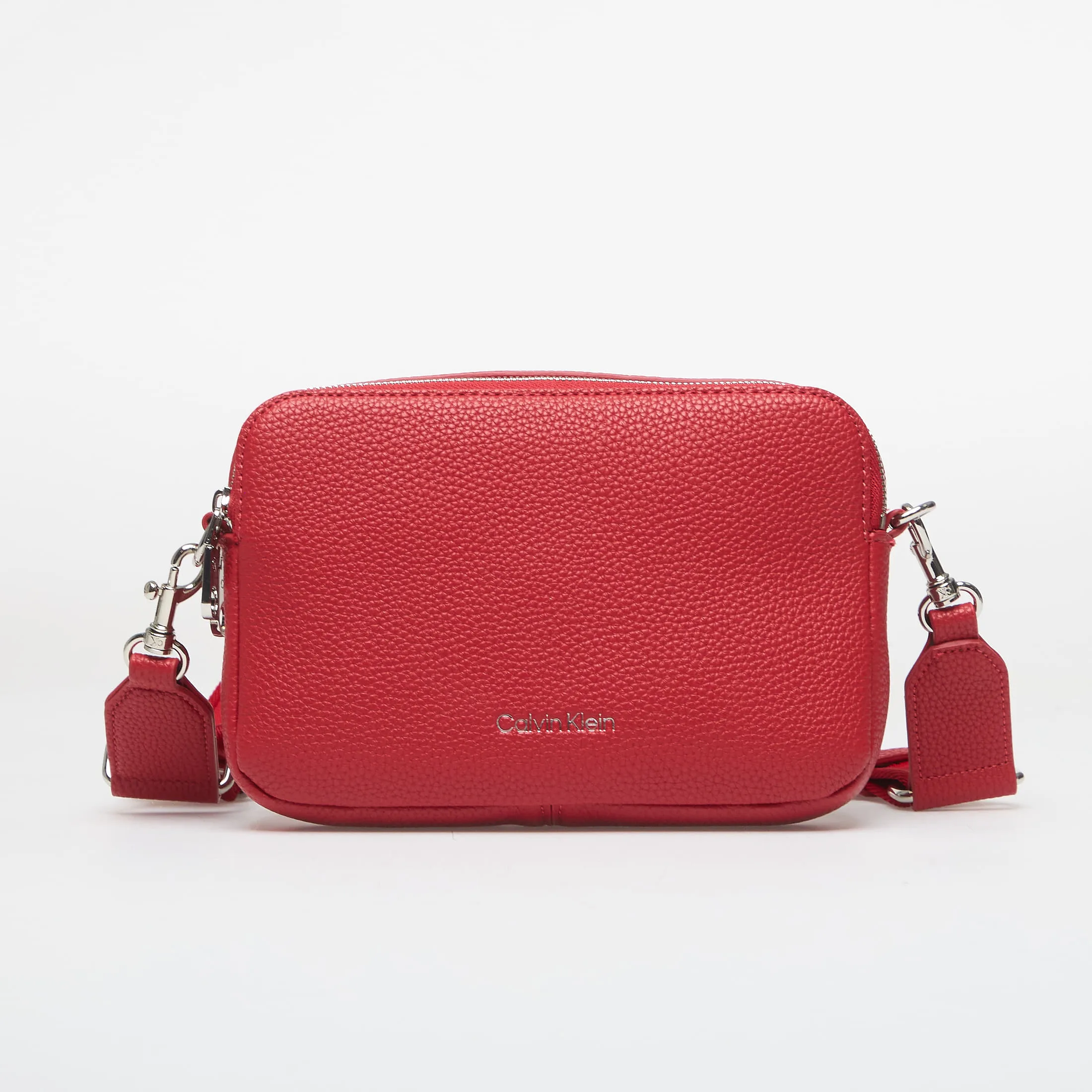 Дамска чанта за през рамо Calvin Klein Webbing 2X Strap Camera бордо – Bordeaux Wine – Crossbody чанти