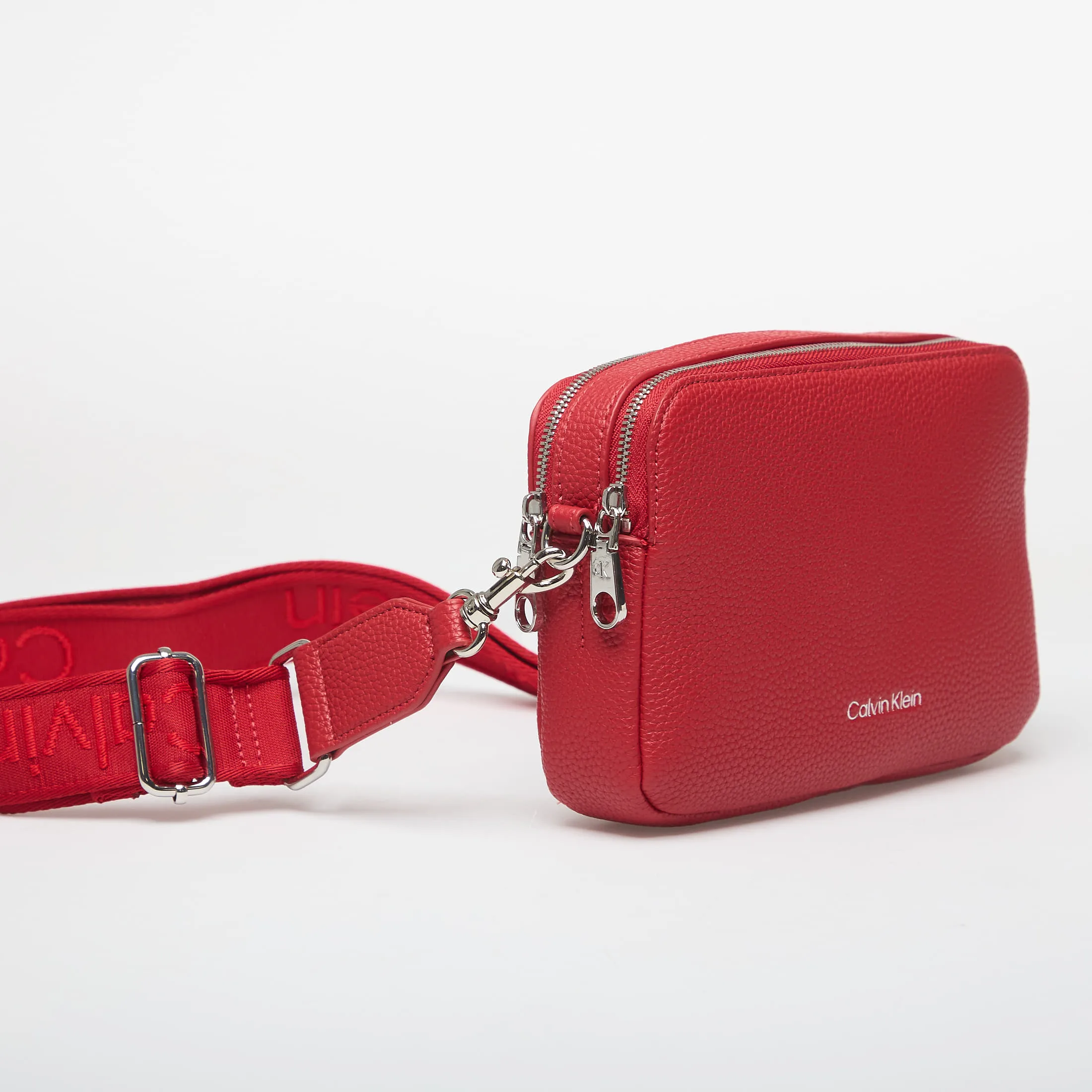 Дамска чанта за през рамо Calvin Klein Webbing 2X Strap Camera бордо – Bordeaux Wine – Crossbody чанти