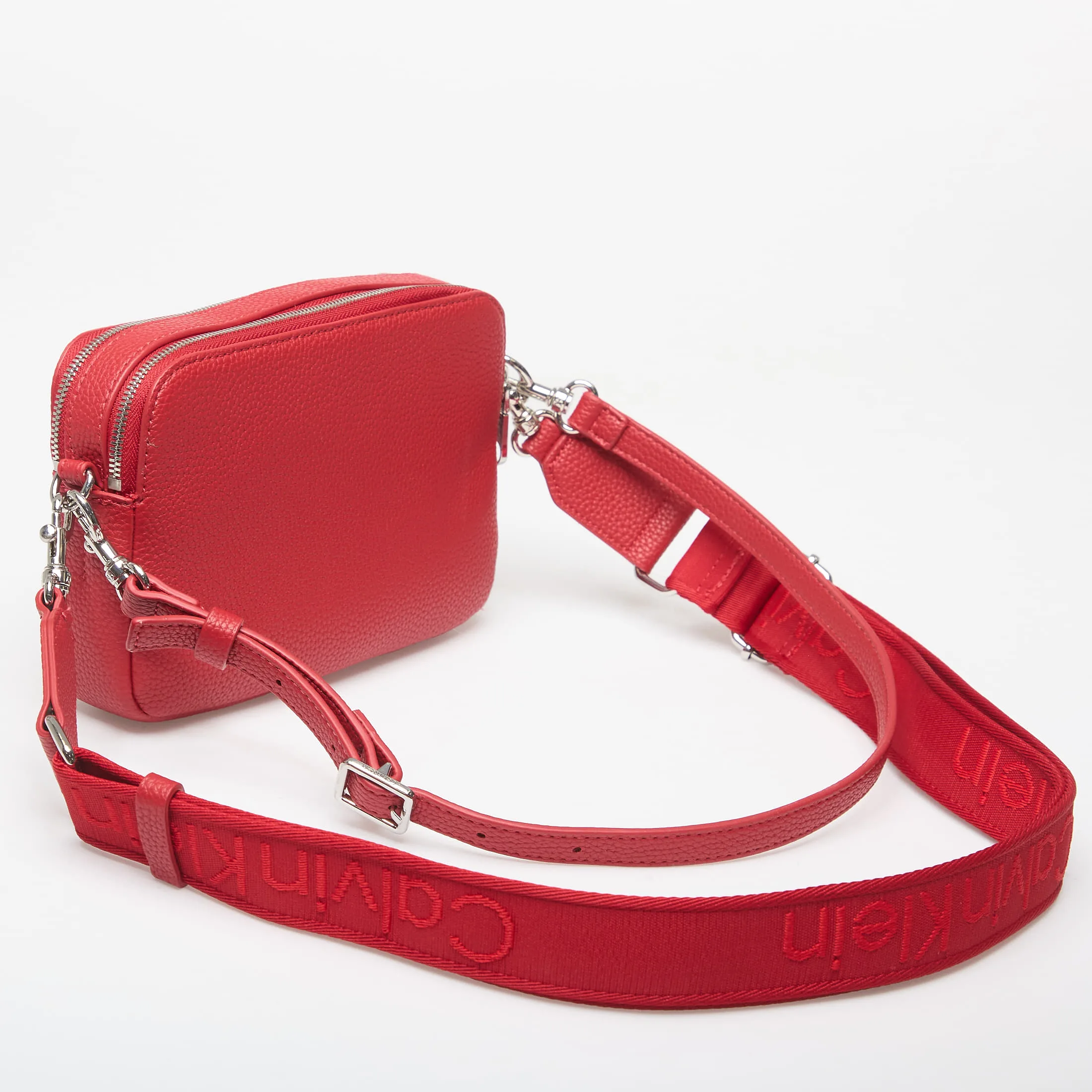 Дамска чанта за през рамо Calvin Klein Webbing 2X Strap Camera бордо – Bordeaux Wine – Crossbody чанти