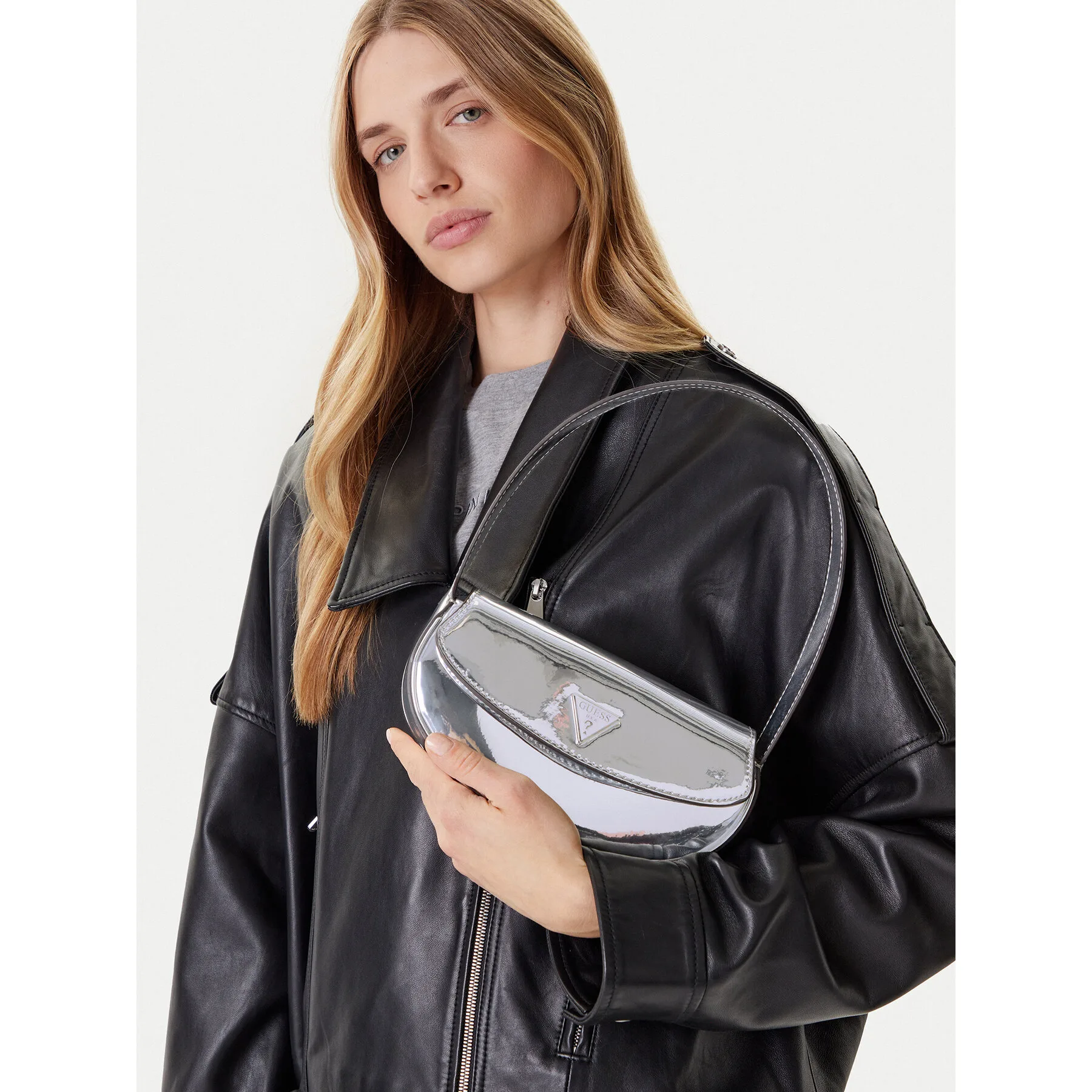 Дамска чанта Guess HWMY94 сребриста – Класически дамски чанти