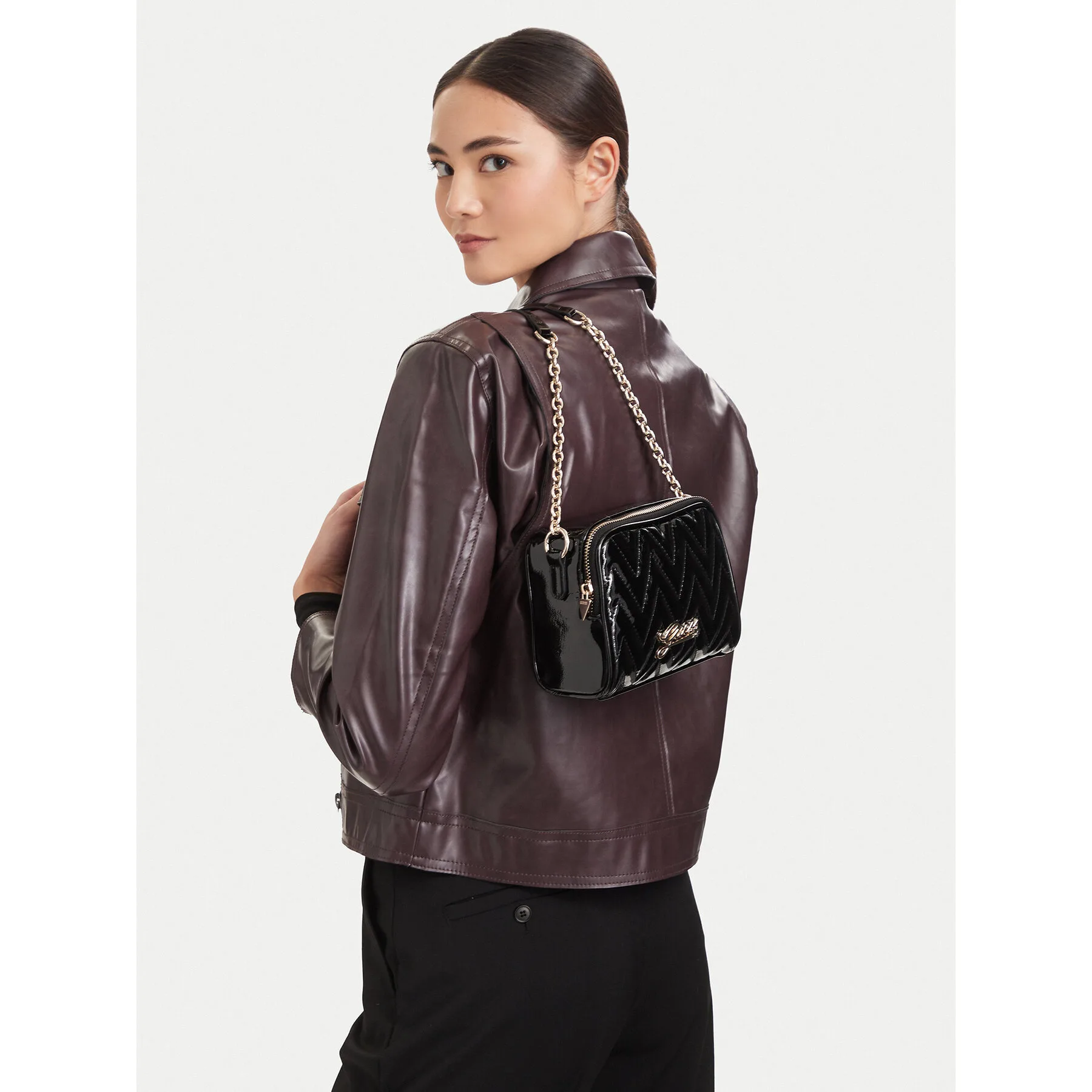 Дамска чанта Guess J6YZ07 W3001 черна – Черен – Дамски чанти тип плик