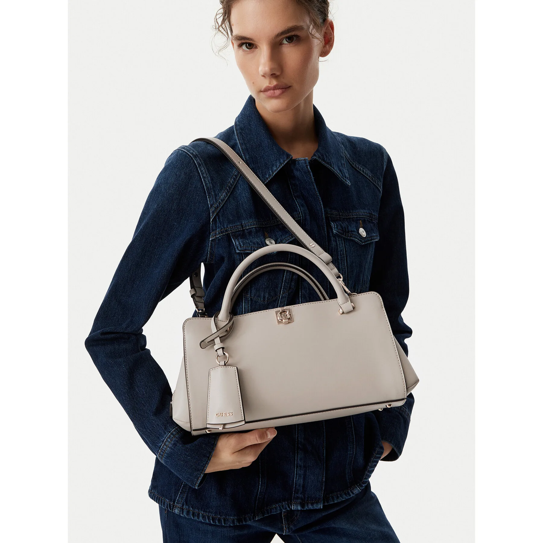 Дамска чанта Guess HWVG97 34060 светлобежова – Дамски чанти тип куфарче
