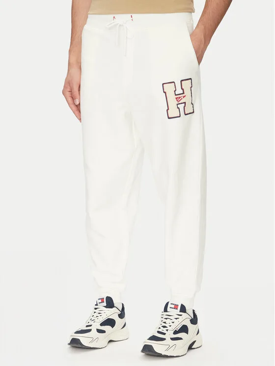 Tommy Jeans Долнище анцуг Towel Patch DM0DM21277 Екрю Regular Fit – Кремав – Мъжки спортни панталони