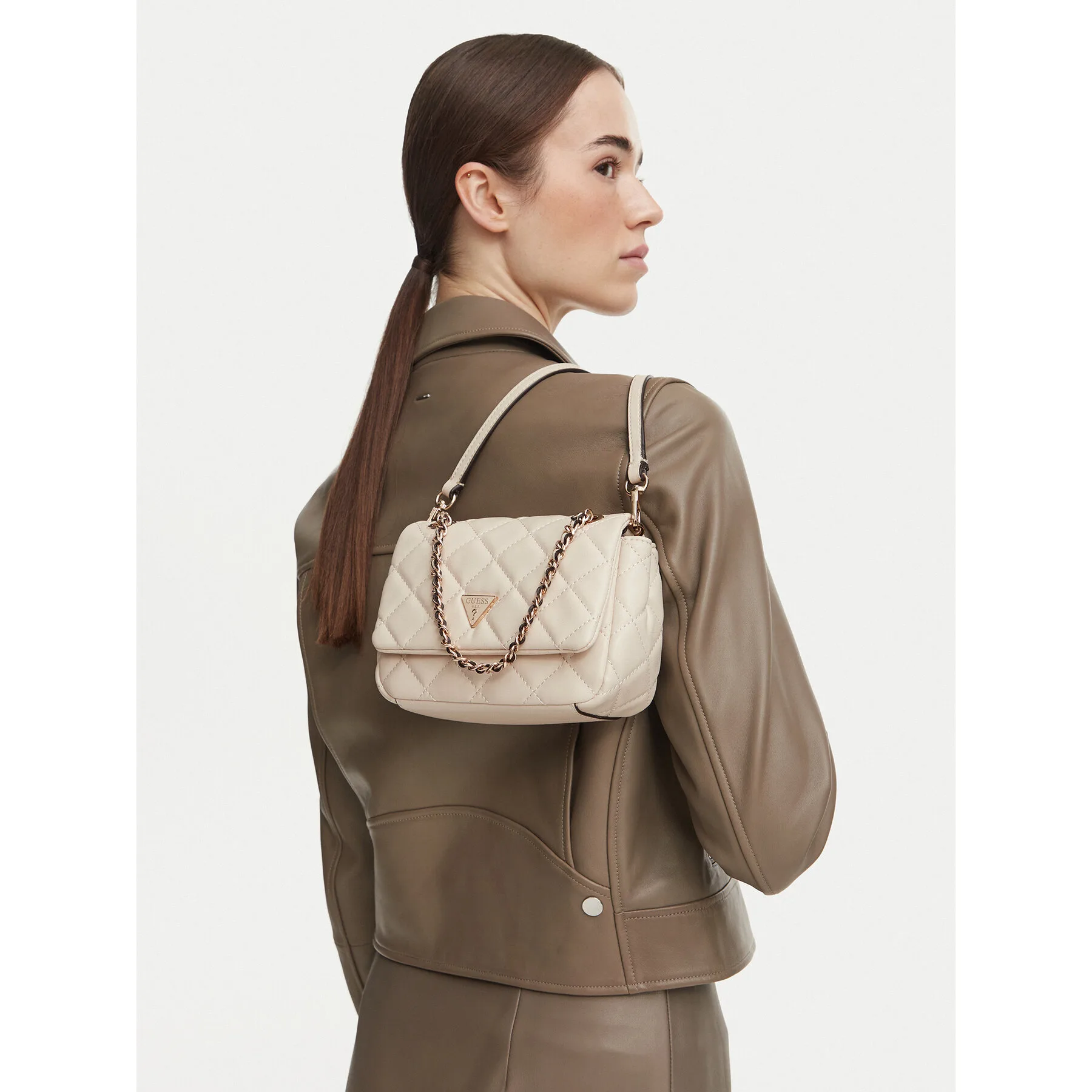 Дамска чанта Guess Juliet Mini HWQG24 кремава – Класически дамски чанти
