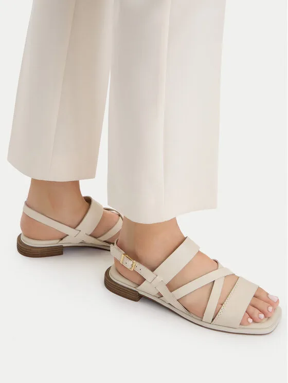 Clarks Сандали Ariany Strap 26186578 Екрю – Кремав – Дамски сандали