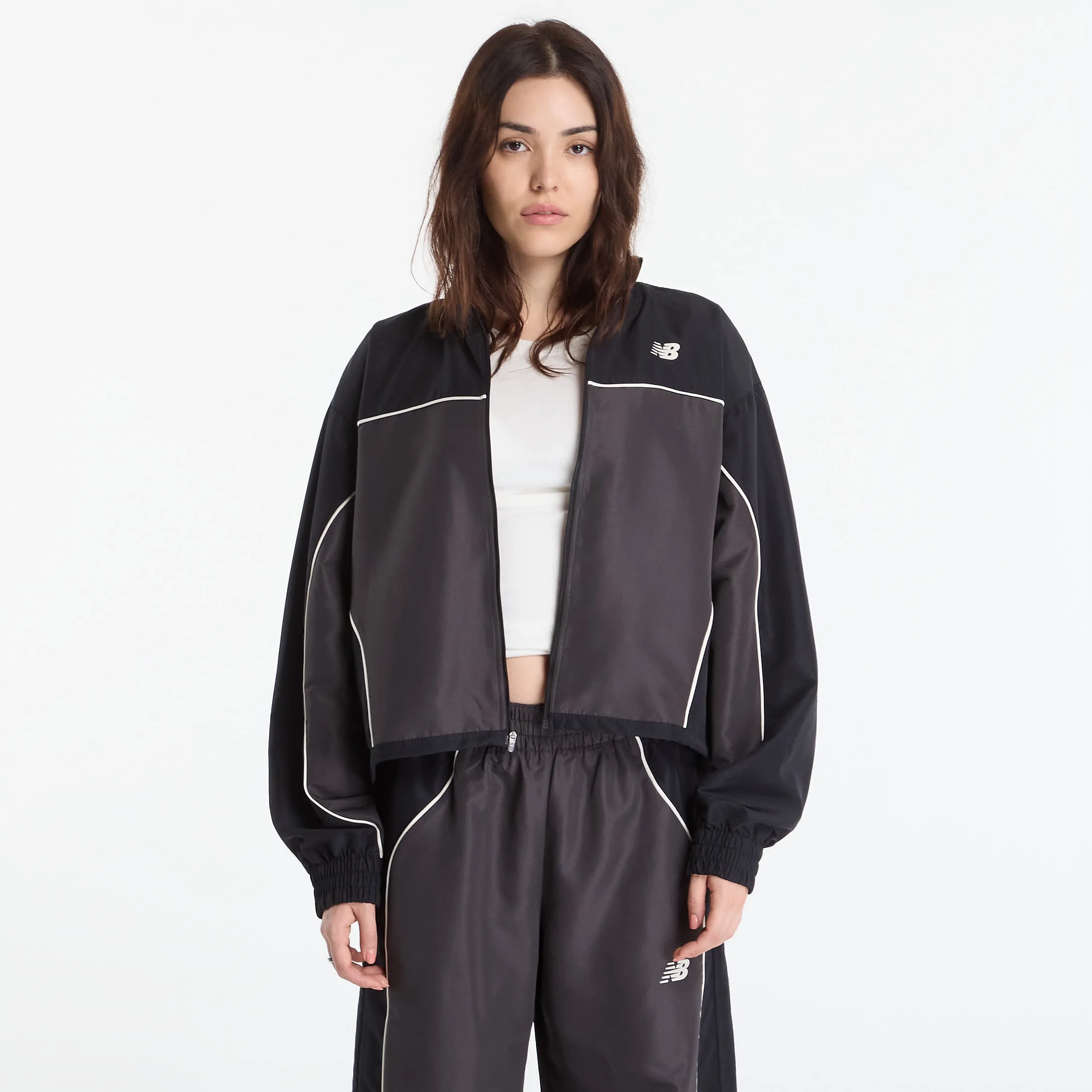 Дамско яке New Balance Trackside Woven черно – Black Cement – Дамски преходни якета