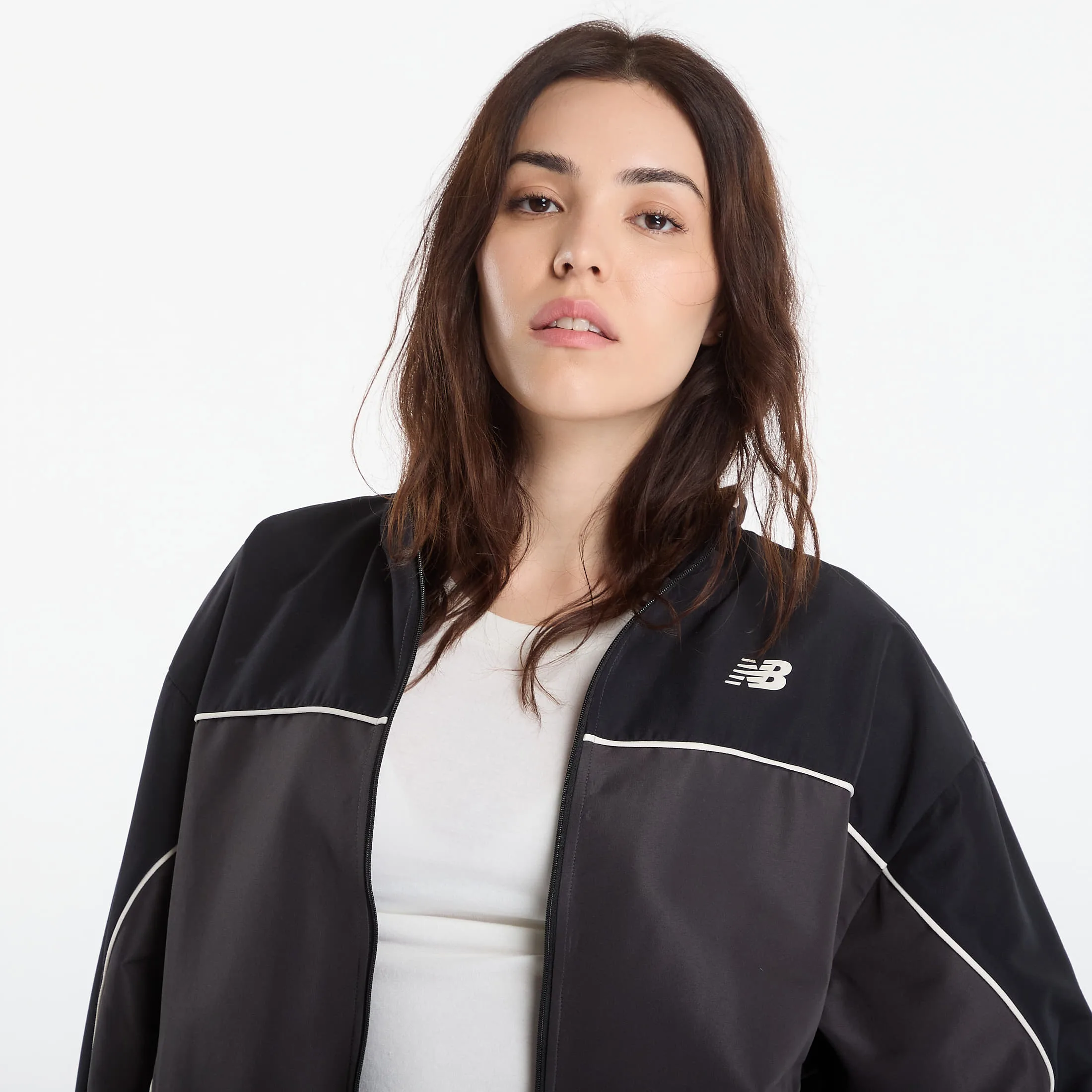Дамско яке New Balance Trackside Woven черно – Black Cement – Дамски преходни якета