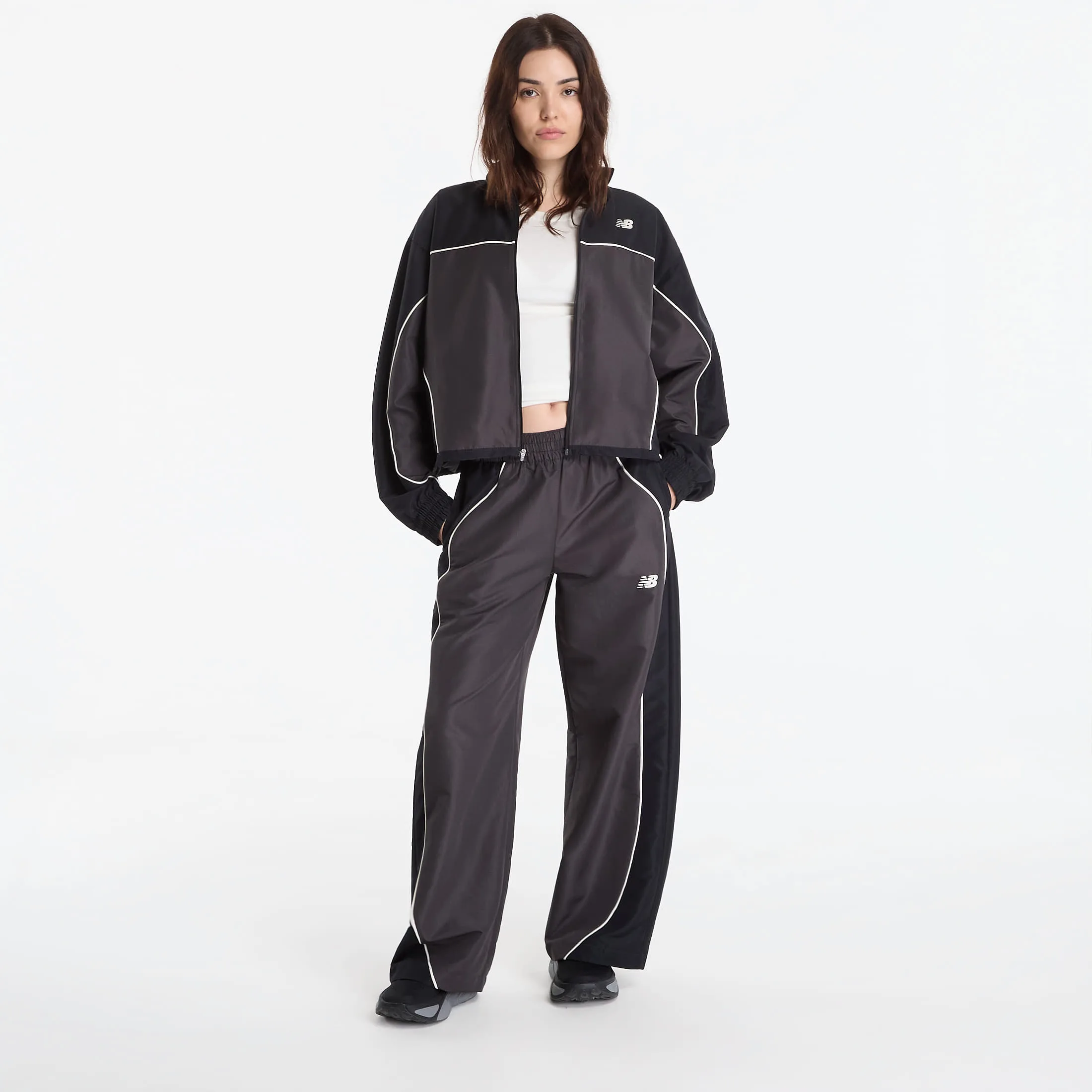 Дамско яке New Balance Trackside Woven черно – Black Cement – Дамски преходни якета