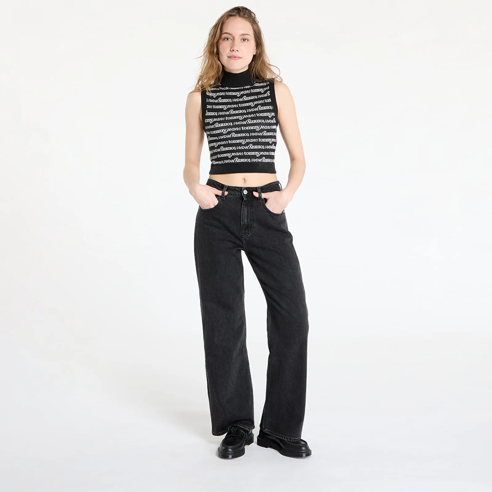 Дамски елек Tommy Hilfiger Jeans Crop Script черен – Black – Дамски елеци