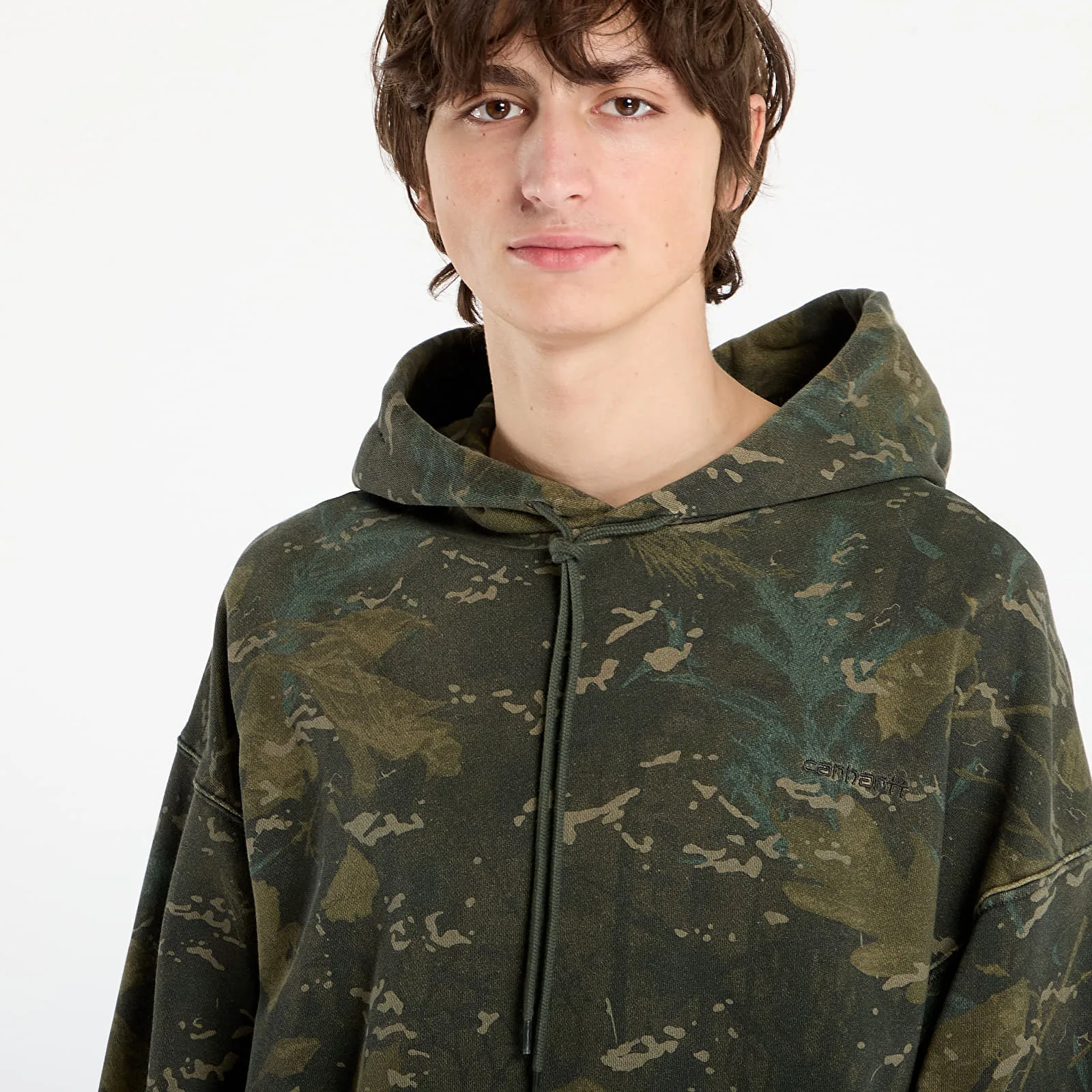 Мъжки суитшърт с качулка Carhartt WIP Hooded Benton зелен – Camo Combi|Green Garment Dyed – Мъжки худита