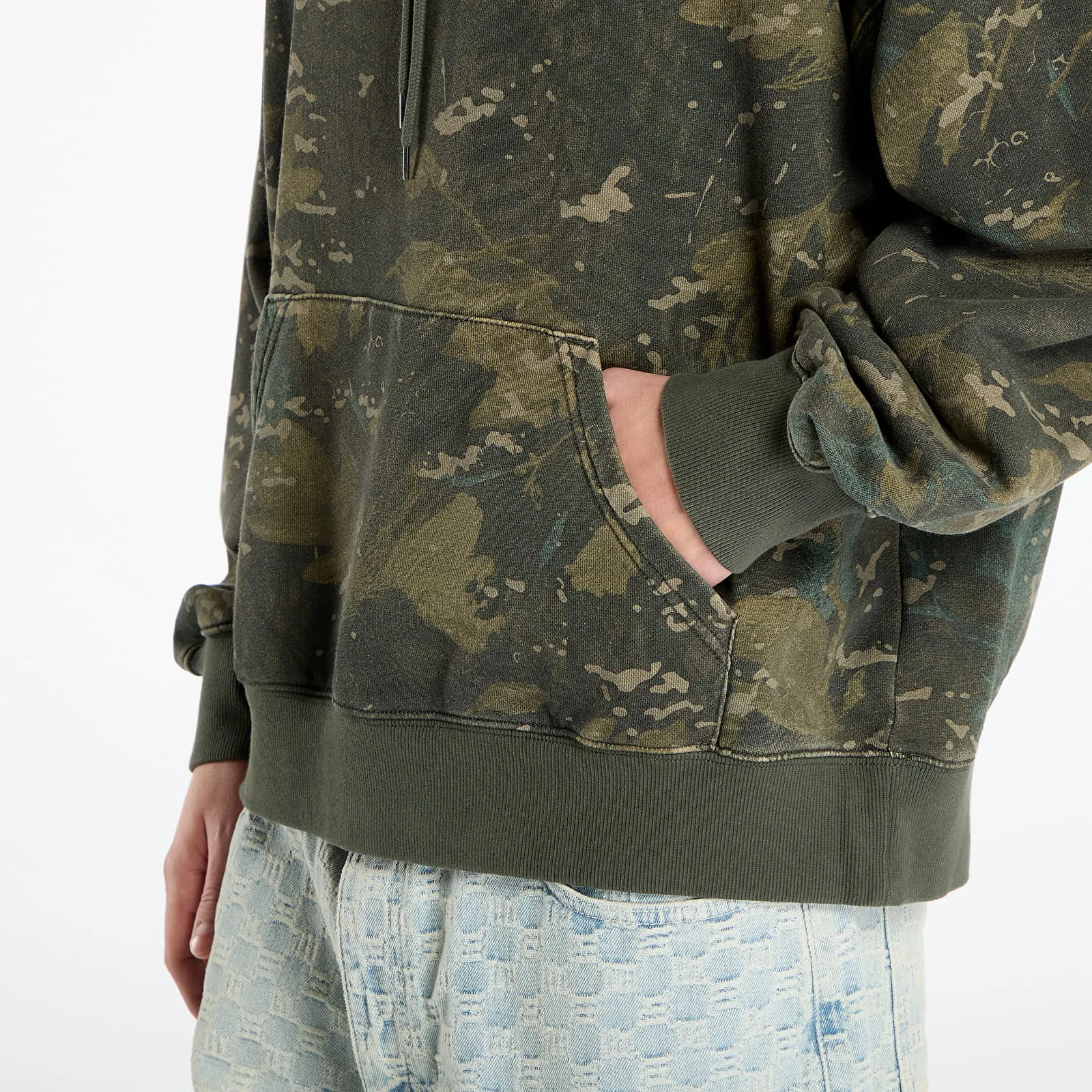 Мъжки суитшърт с качулка Carhartt WIP Hooded Benton зелен – Camo Combi|Green Garment Dyed – Мъжки худита