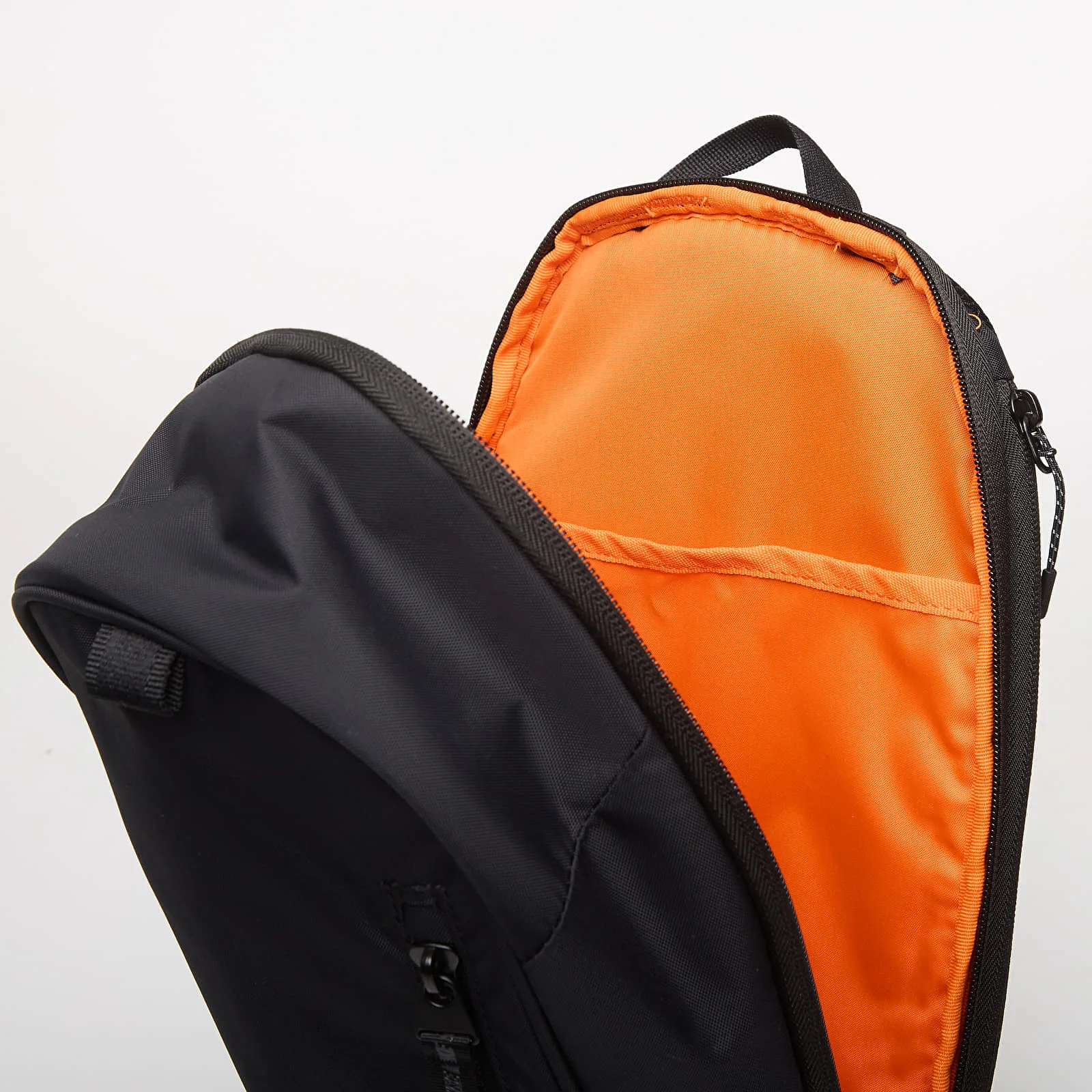 Чанта за през рамо Nike Sportswear Commute Sling (9L) черна/тъмносива – Black|Anthracite – Crossbody чанти
