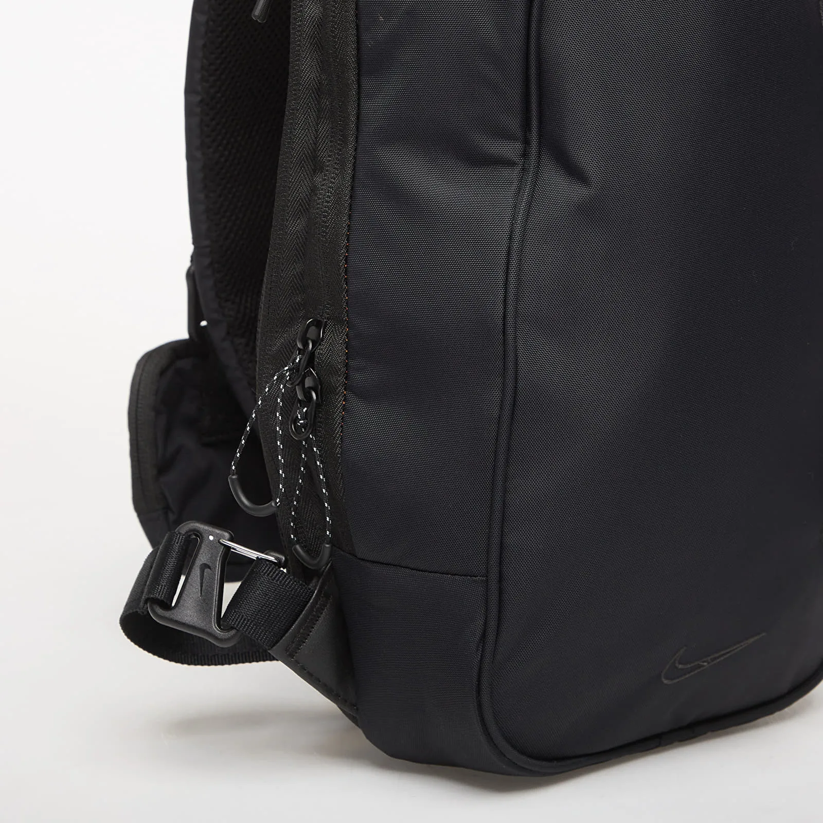 Чанта за през рамо Nike Sportswear Commute Sling (9L) черна/тъмносива – Black|Anthracite – Crossbody чанти