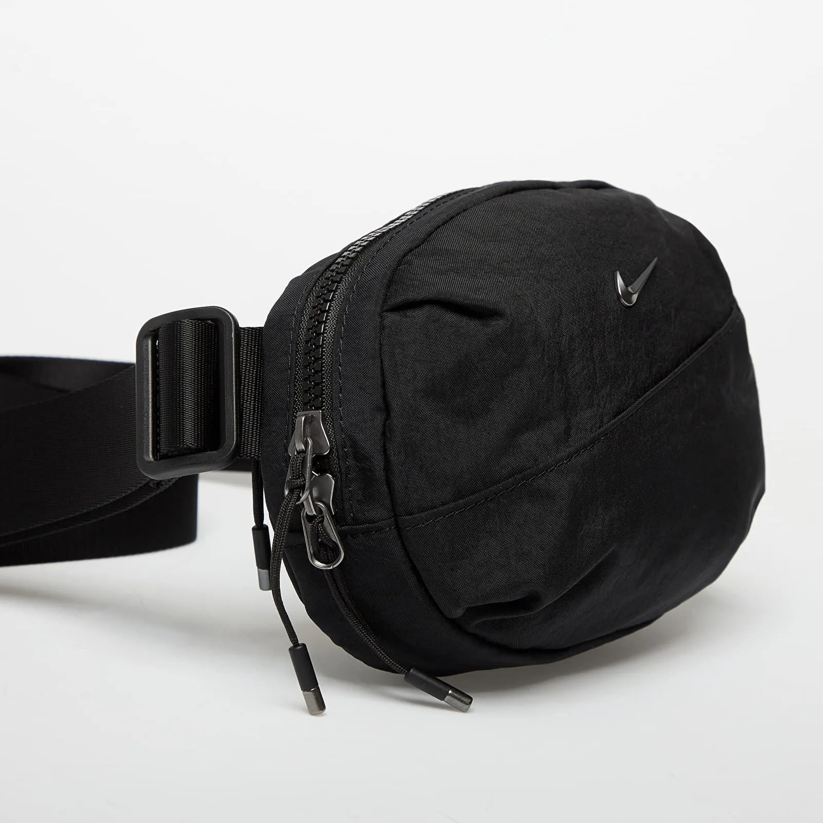 Мъжка чанта за през рамо Nike Aura (2L) черна/тъмносива – Black|Gunmetal – Crossbody чанти
