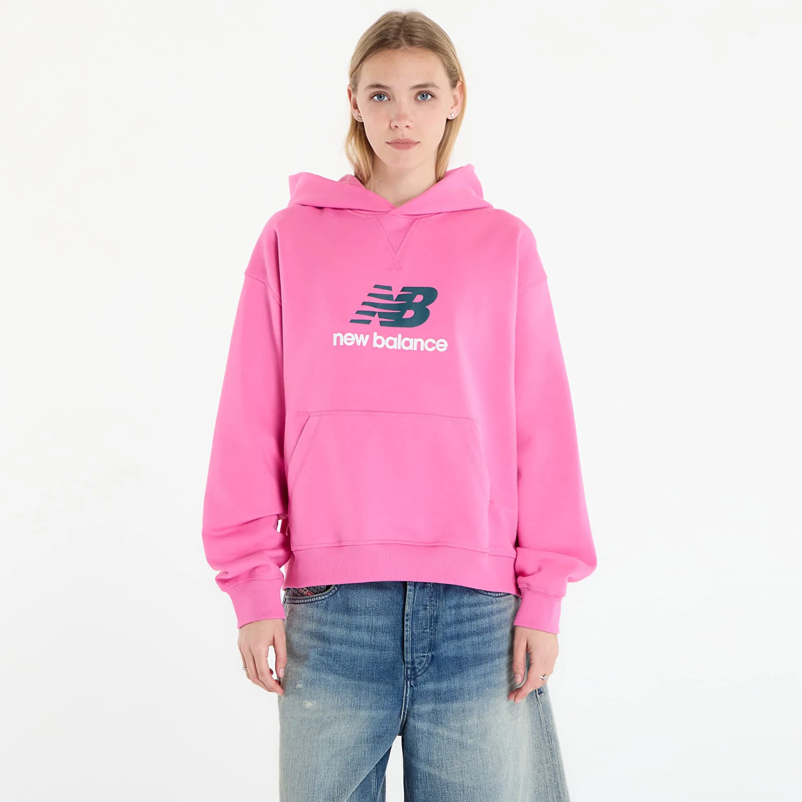Дамски суитшърт с качулка New Balance Athletics French Terry Logo розов – Pink Satin – Дамски худита