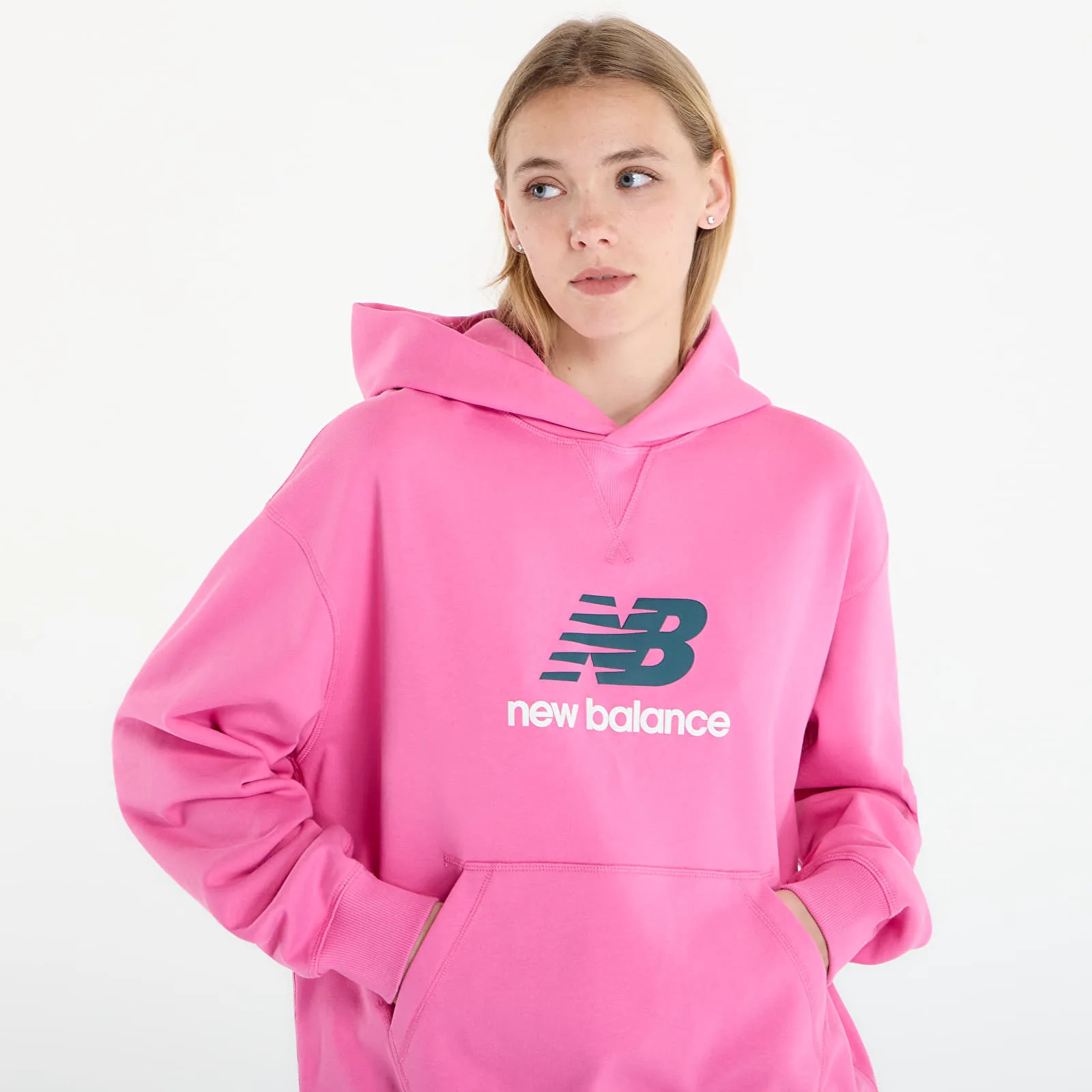 Дамски суитшърт с качулка New Balance Athletics French Terry Logo розов – Pink Satin – Дамски худита