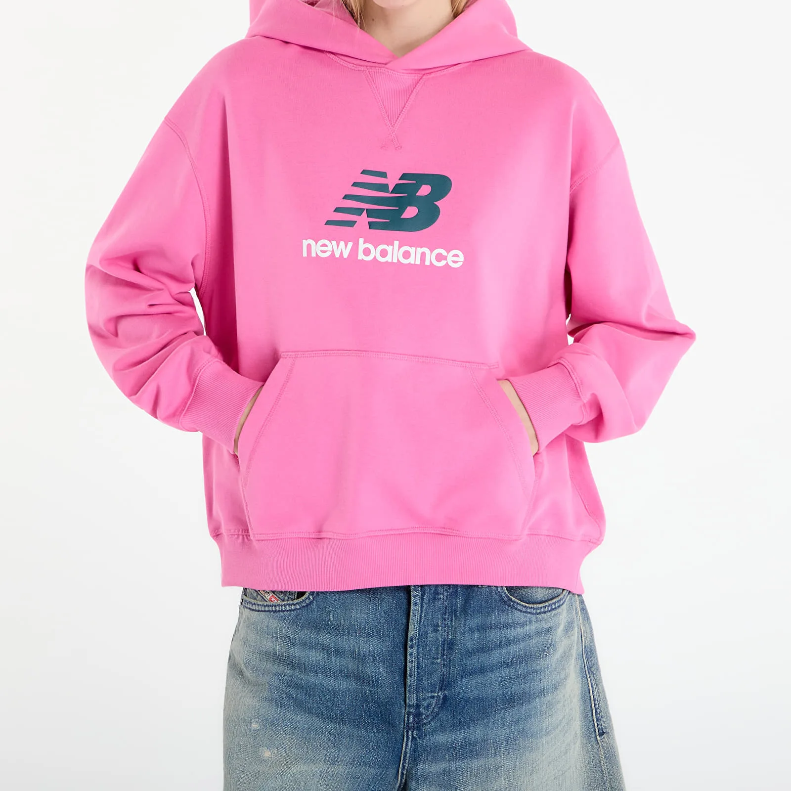 Дамски суитшърт с качулка New Balance Athletics French Terry Logo розов – Pink Satin – Дамски худита