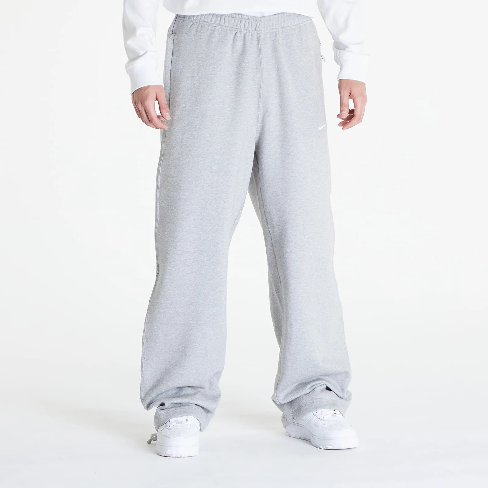 Мъжки полар Nike Solo Swoosh Open-Hem Brushed-Back Pants тъмносив/бял – Dk Grey Heather|White – Мъжки полари