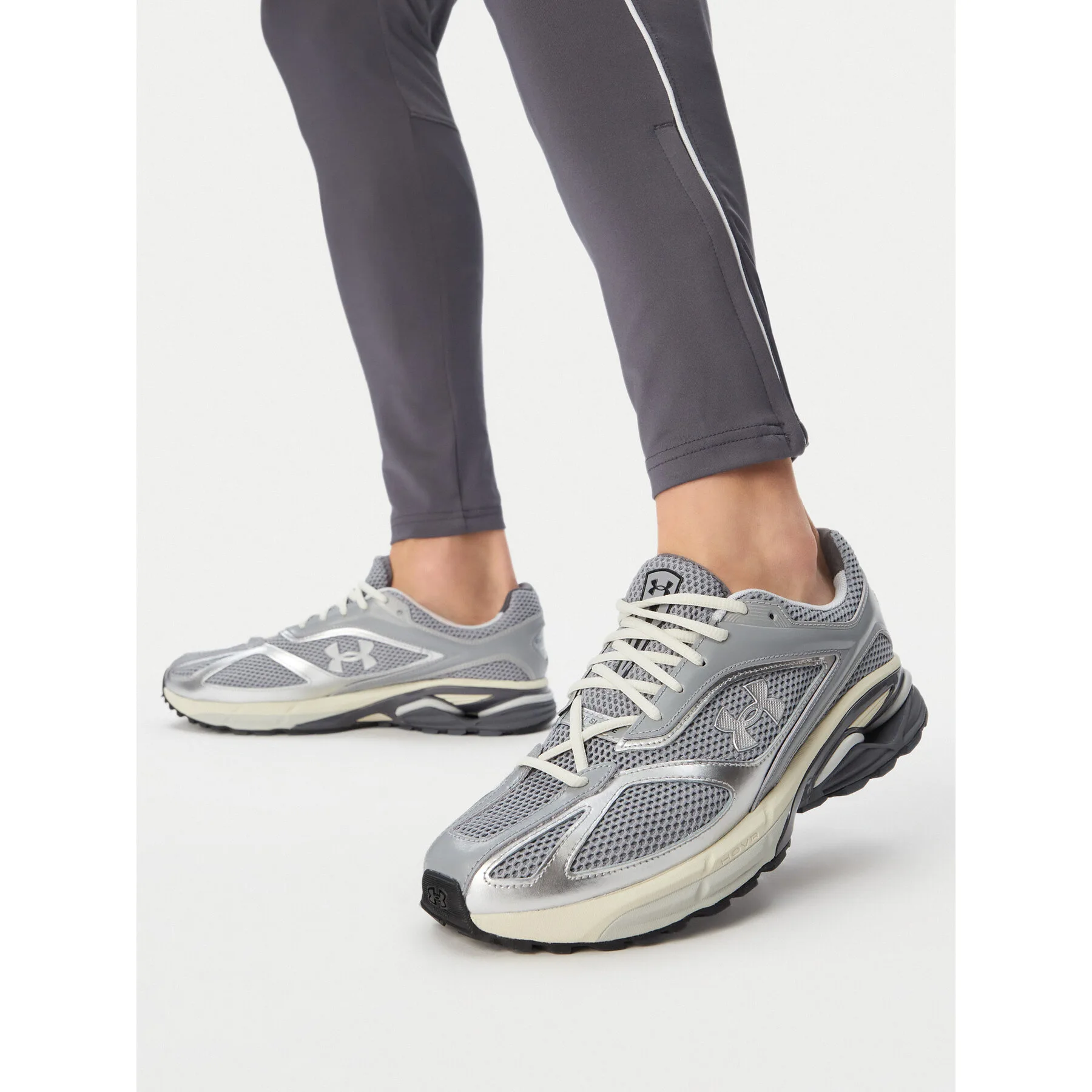 Мъжки маратонки Under Armour UA Hovr Apparition Rtrftr TC сиви – Мъжки ниски маратонки
