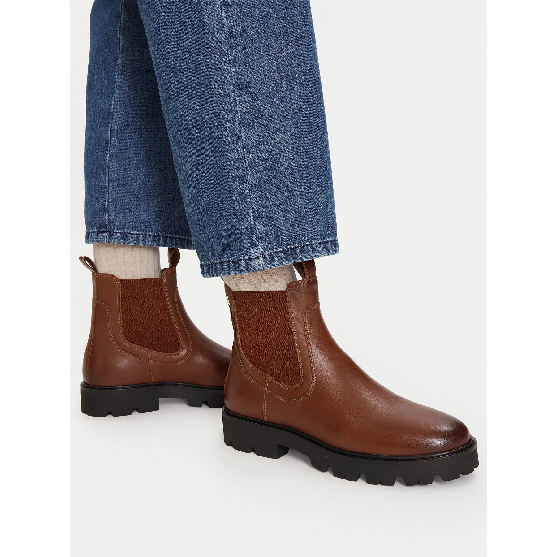 Боти тип челси Tommy Hilfiger Th Monogram Leather Chelsea Boot FW0FW09562 Кафяв – Дамски равни боти