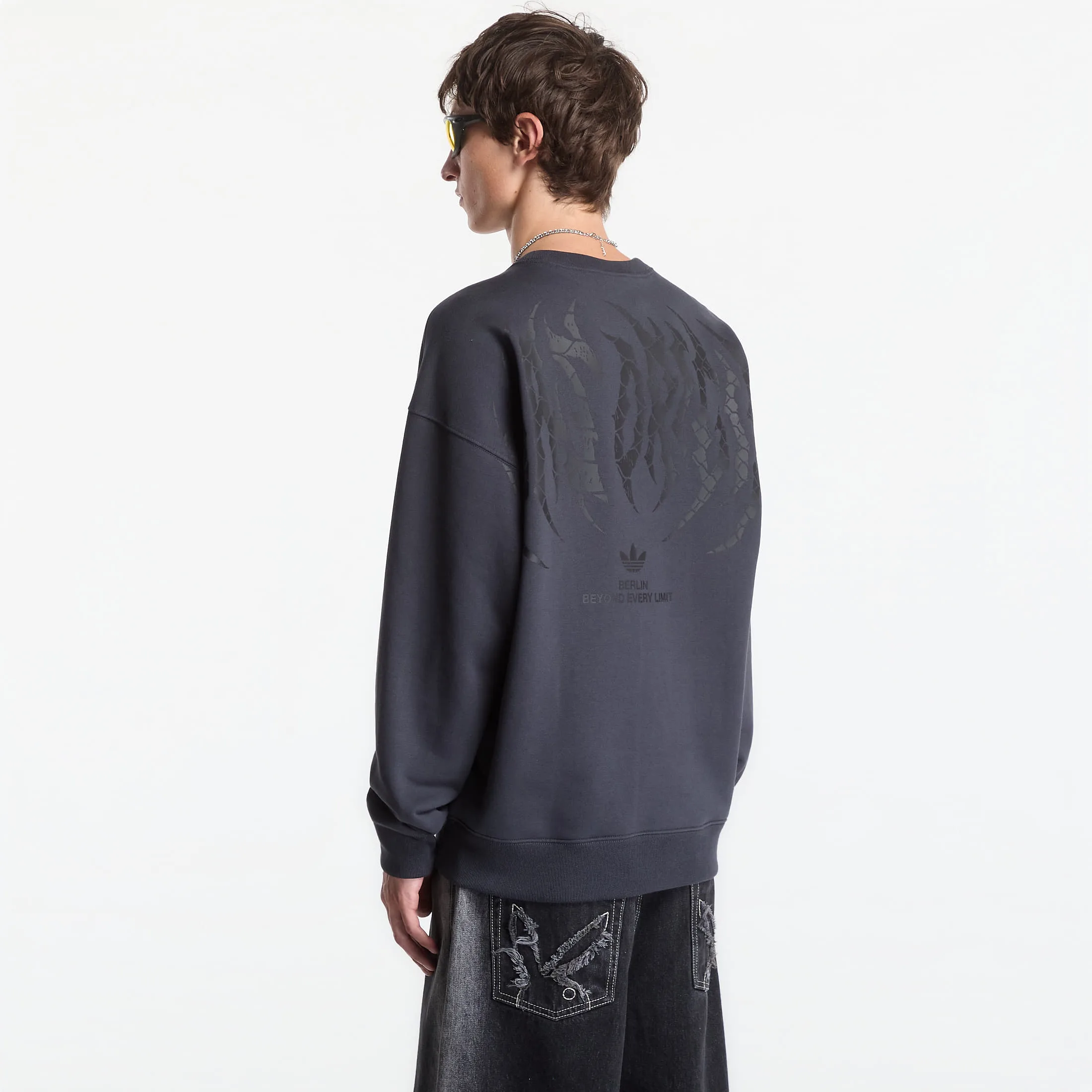 Мъжки суитшърт adidas Originals Berlin GFX тъмносив – Carbon – Мъжки суитшърти без цип