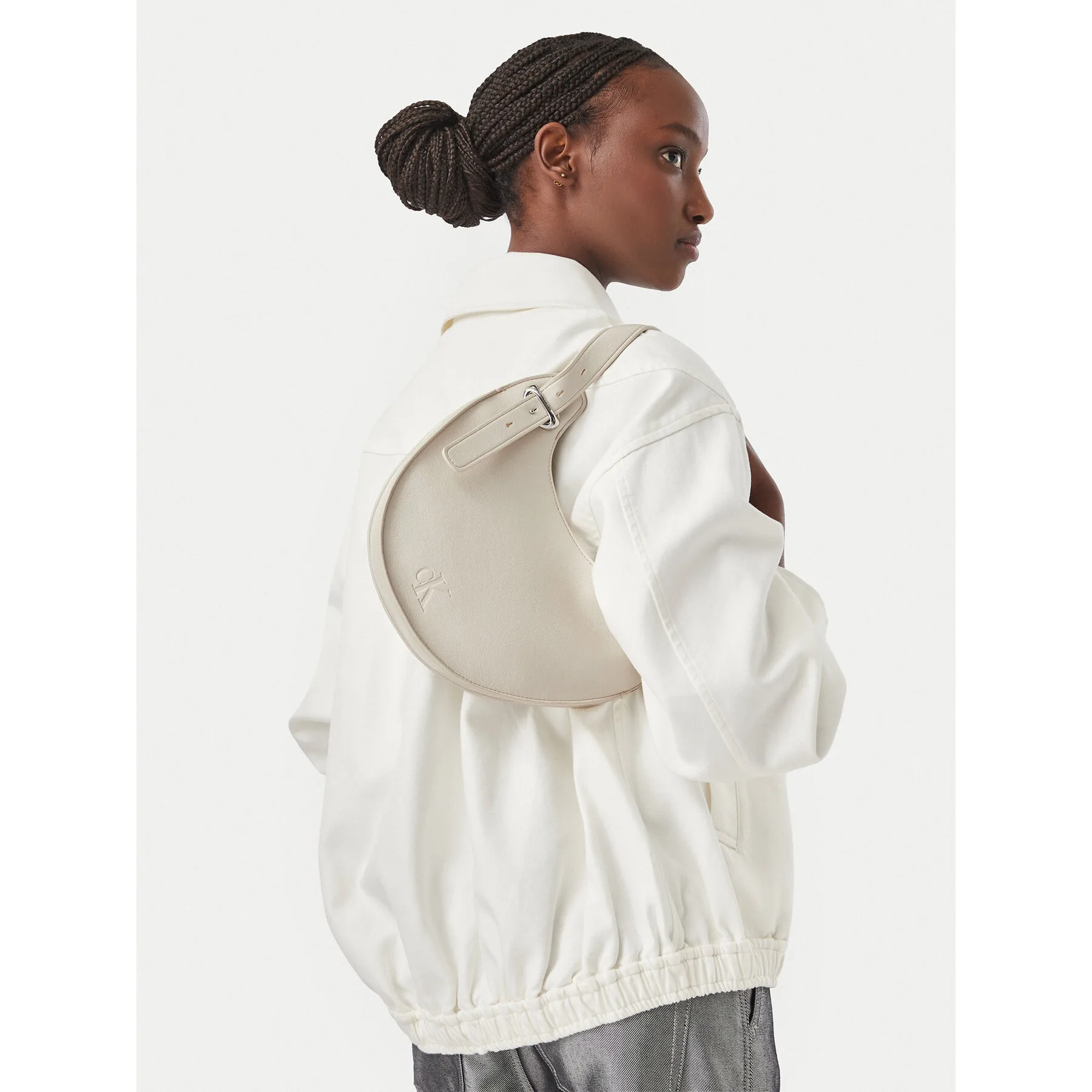 Дамска чанта Calvin Klein Asym Buckle Shoulder Bag LV04F3872G Кремав – Crossbody чанти