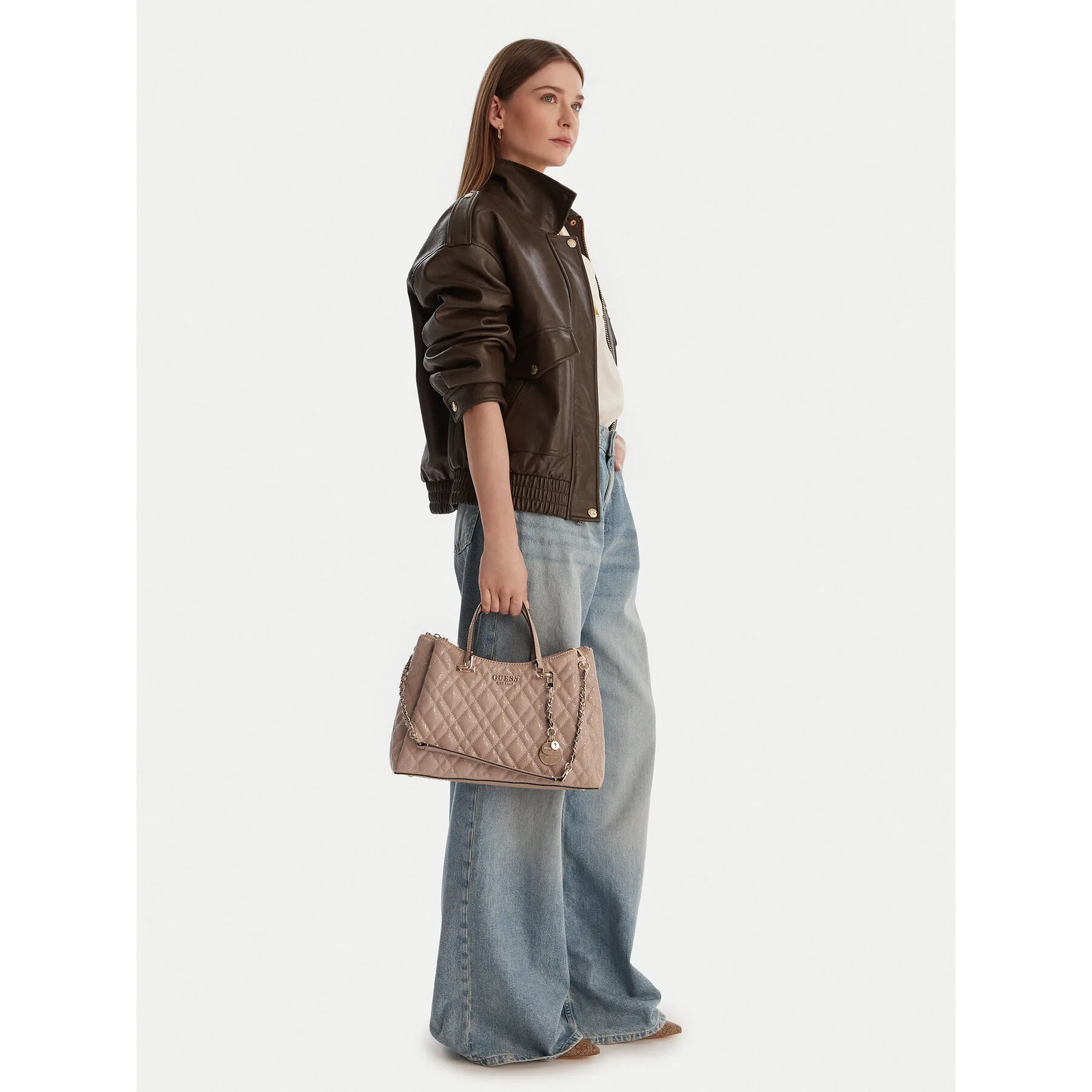 Дамска чанта Guess Isemay HWGG96 28060 бежова – Дамски чанти тип куфарче