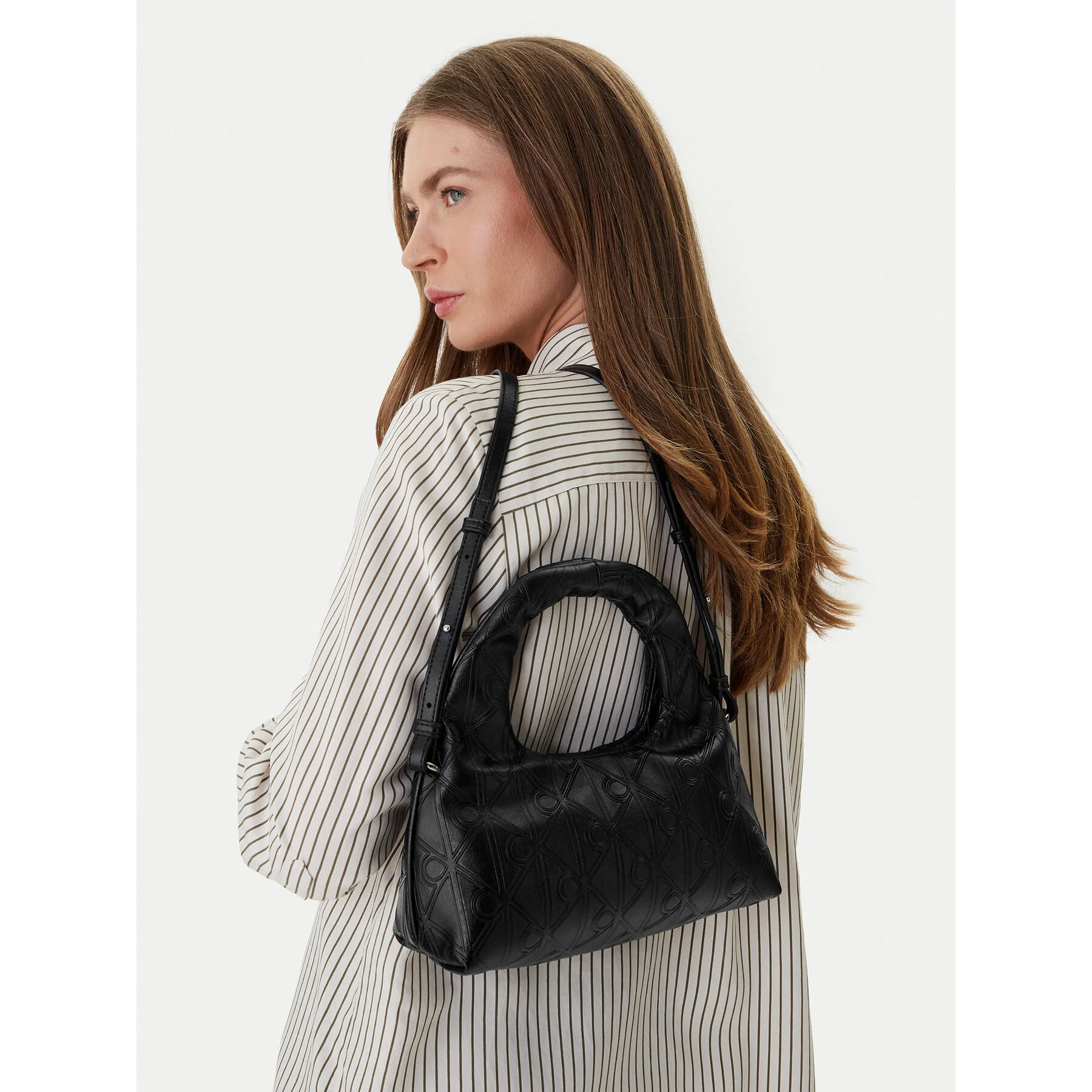 Дамска чанта Calvin Klein Emblem Aop Puffer With Strap черна – Черен – Класически дамски чанти