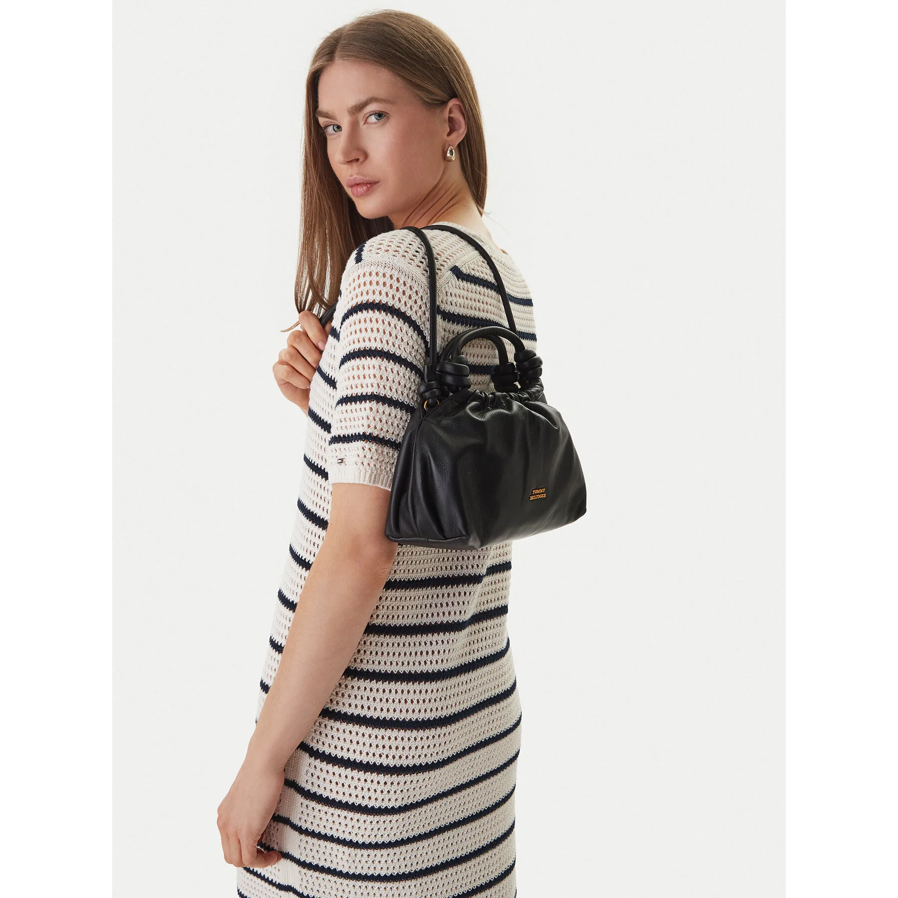 Дамска чанта Tommy Hilfiger Th Soft Leather Med Crossover черна – Черен – Класически дамски чанти