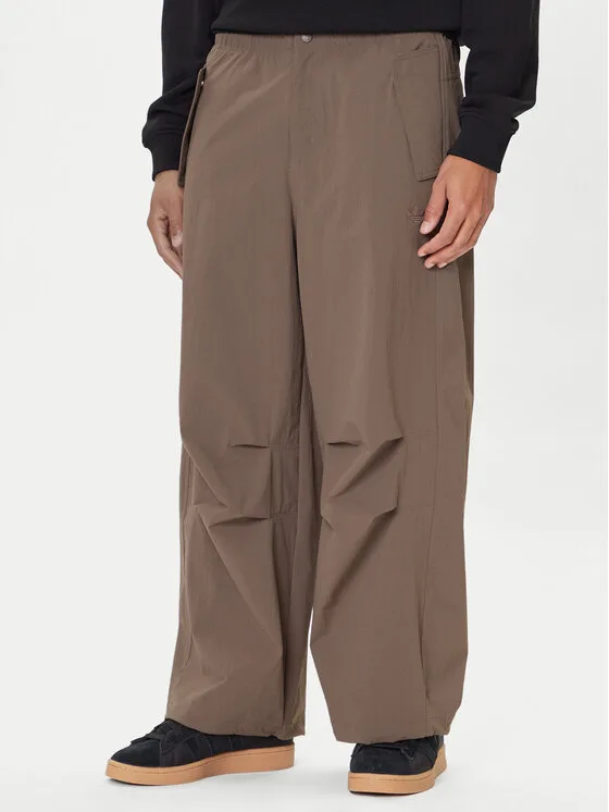 Мъжки панталон adidas Premium Essentials Utility Parachute кафяв – Мъжки текстилни панталони