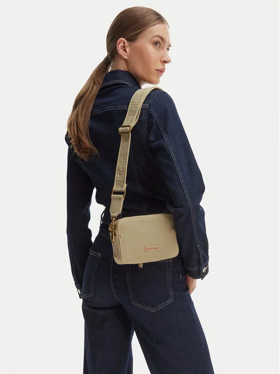 Дамска чанта за през рамо Calvin Klein Webbing Strap Canvas Camera бежова – Crossbody чанти