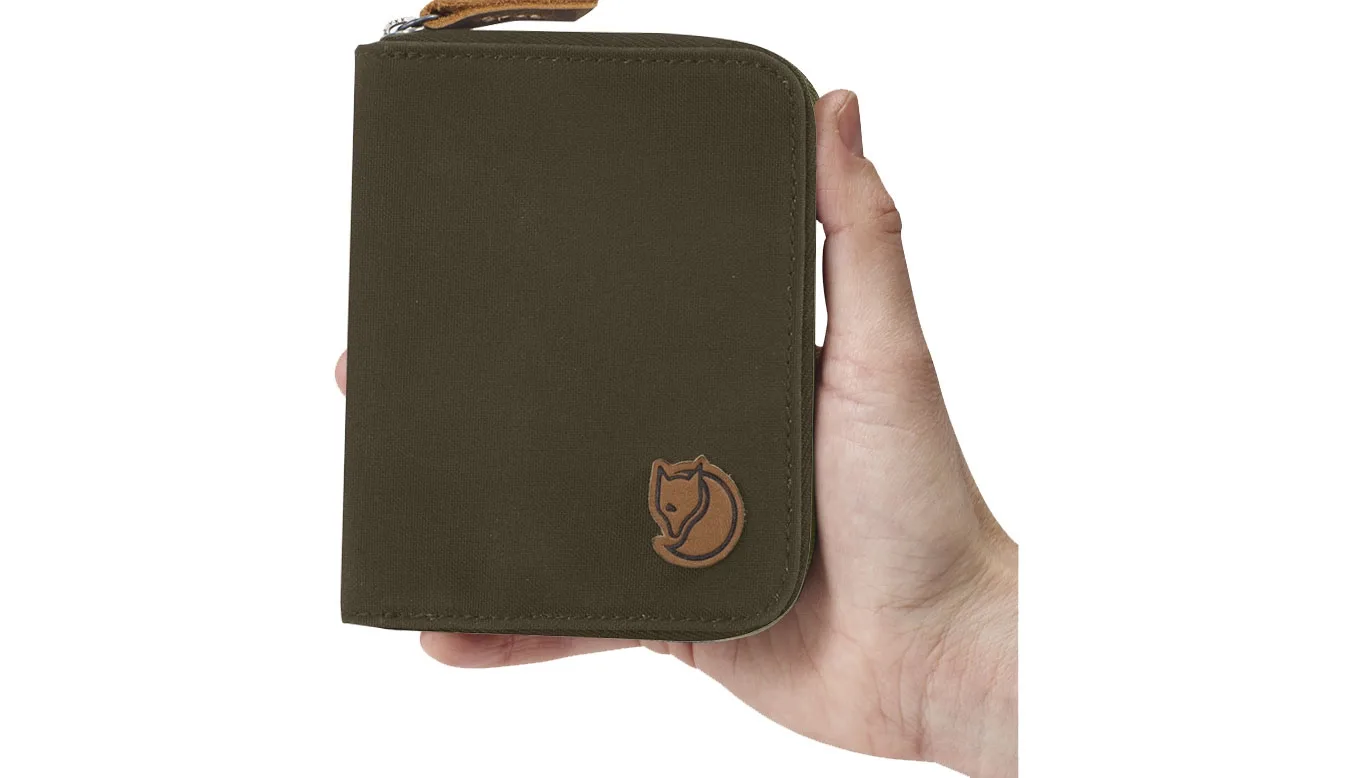 Fjällräven Zip Wallet Dark Olive Unisex - Carteira Fjällräven - Verde - F24216-633 – Портмонета