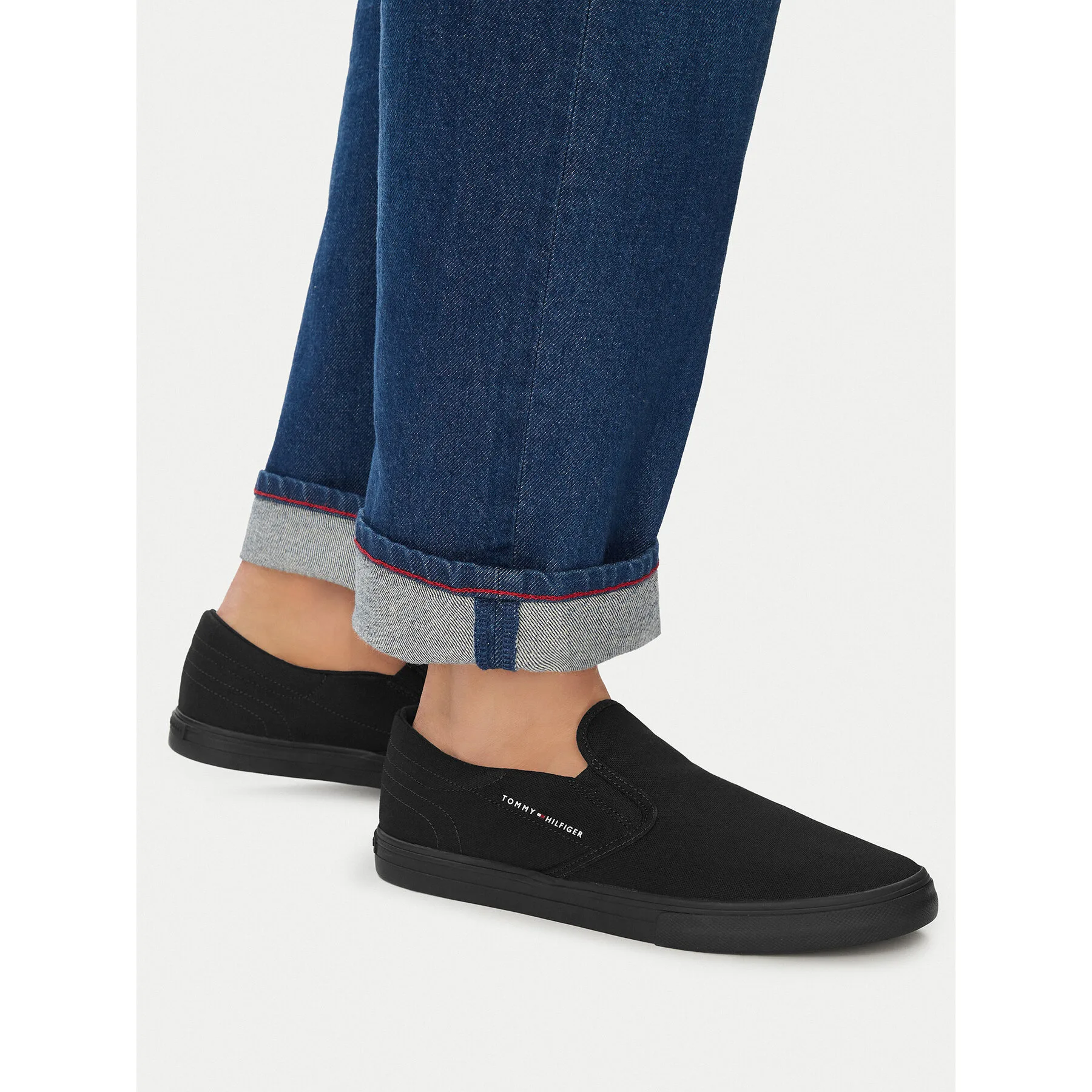 Гуменки Tommy Hilfiger Vulc Core Slip On FM0FM05689 Черен – Мъжки ниски кецове